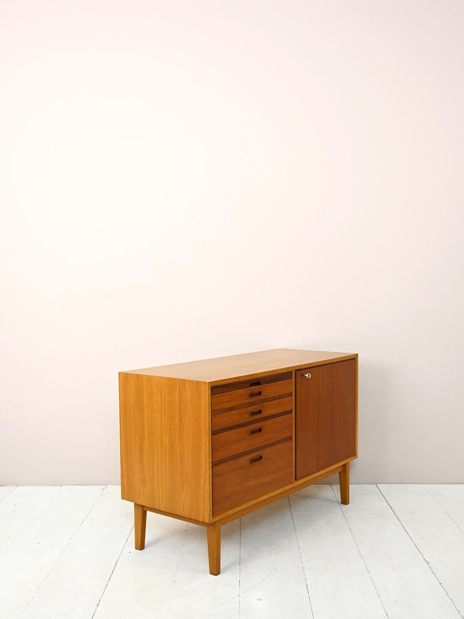 Small Scandinavian Sideboard with Pull-Out Top In Good Condition For Sale In Brescia, IT