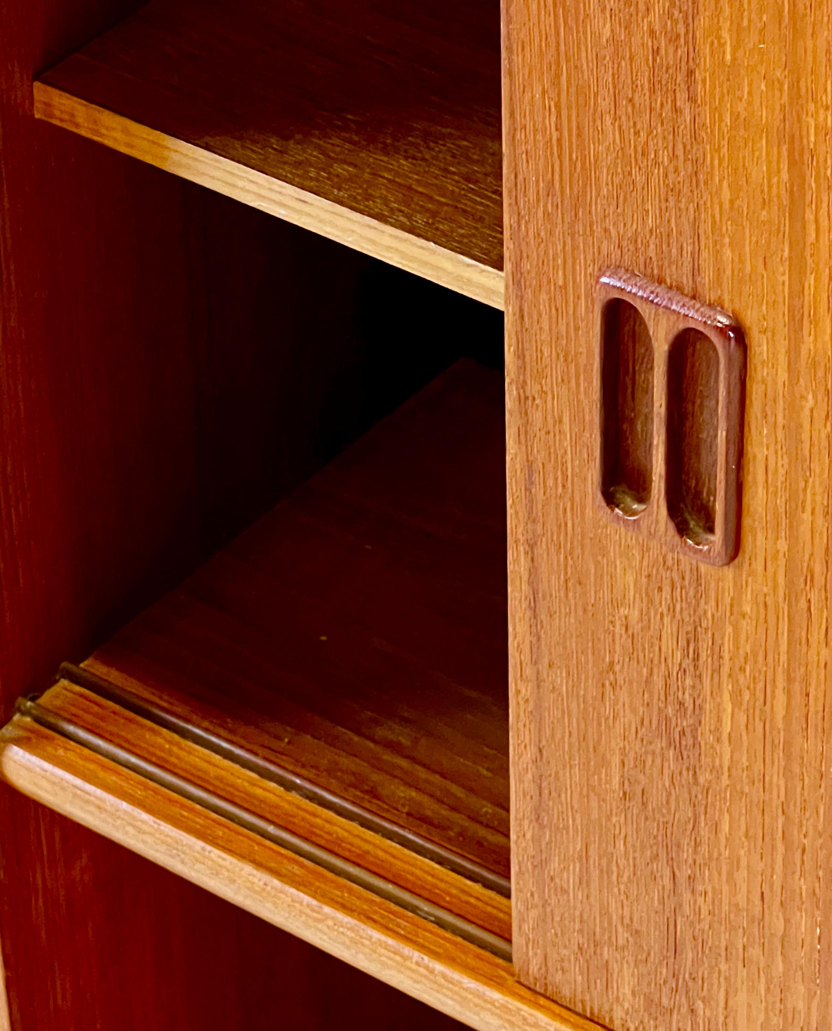 Piccola credenza scandinava in teak degli anni '60 in vendita 3