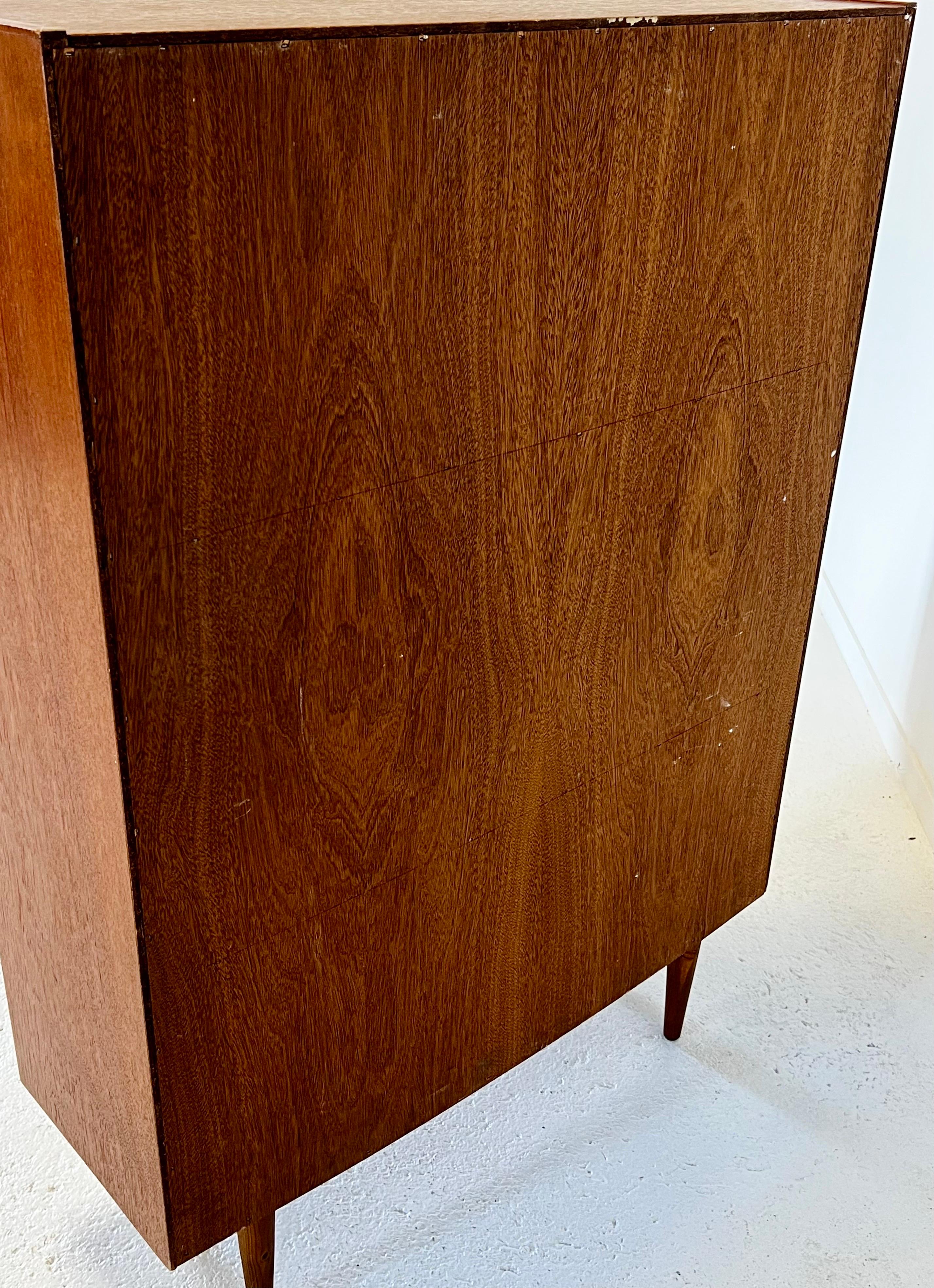 Piccola credenza scandinava in teak degli anni '60 in vendita 4