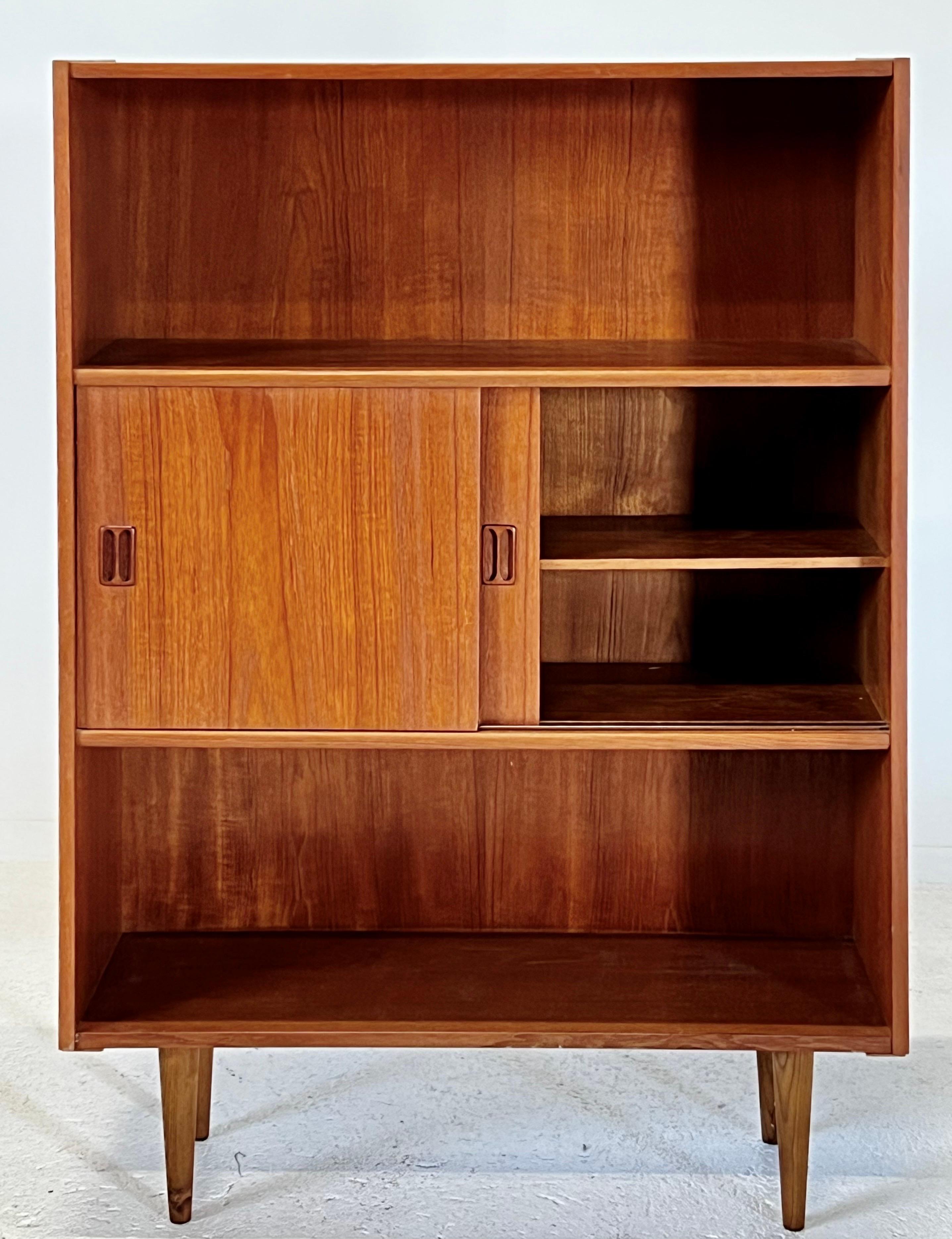Piccola credenza scandinava in teak degli anni '60/'70. Apribile con due porte scorrevoli e due nicchie.
Tipico del design scandinavo degli anni '60, questo piccolo e affascinante mobile si adatta perfettamente al soggiorno, al corridoio o alla