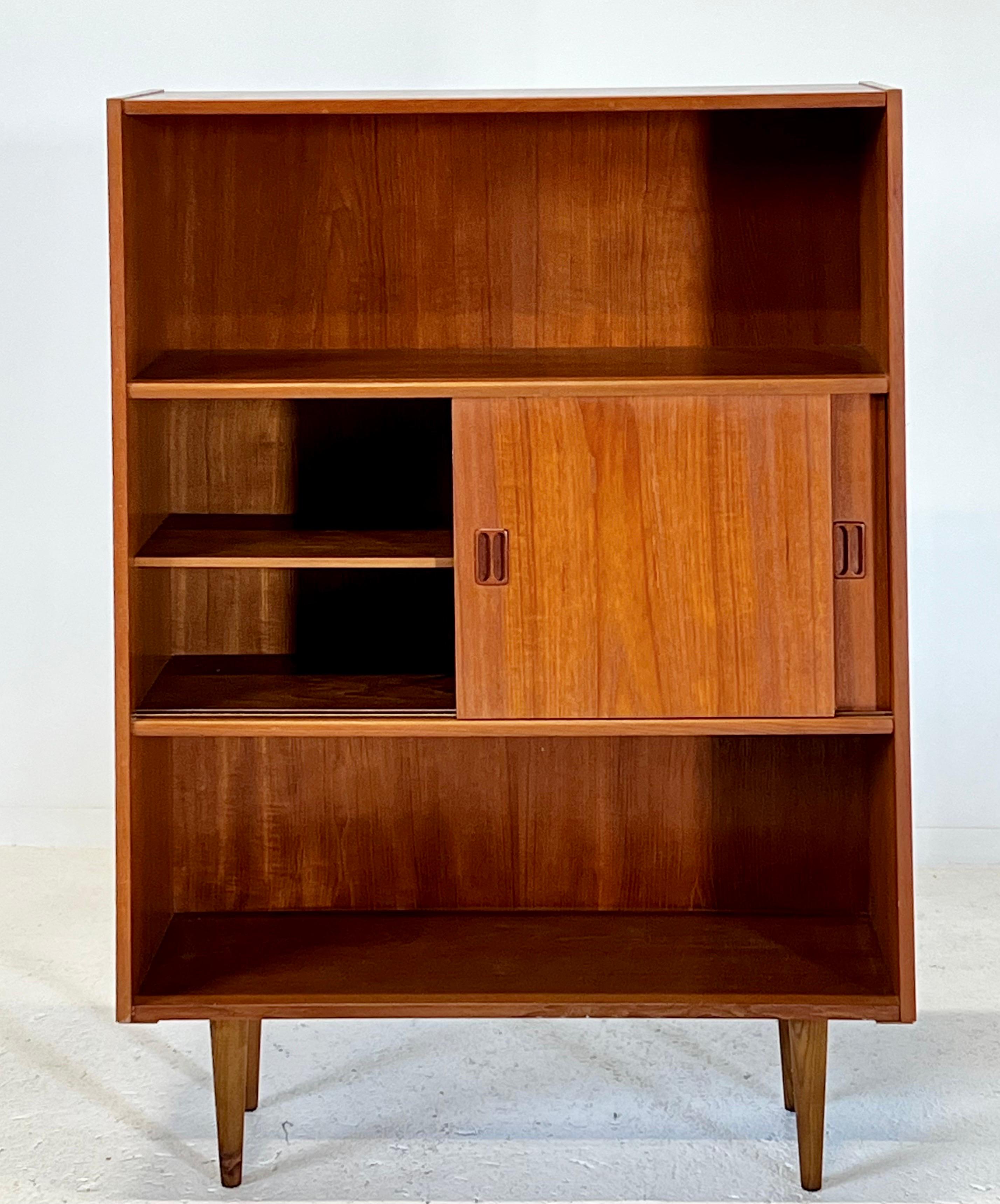 Scandinavo moderno Piccola credenza scandinava in teak degli anni '60 in vendita
