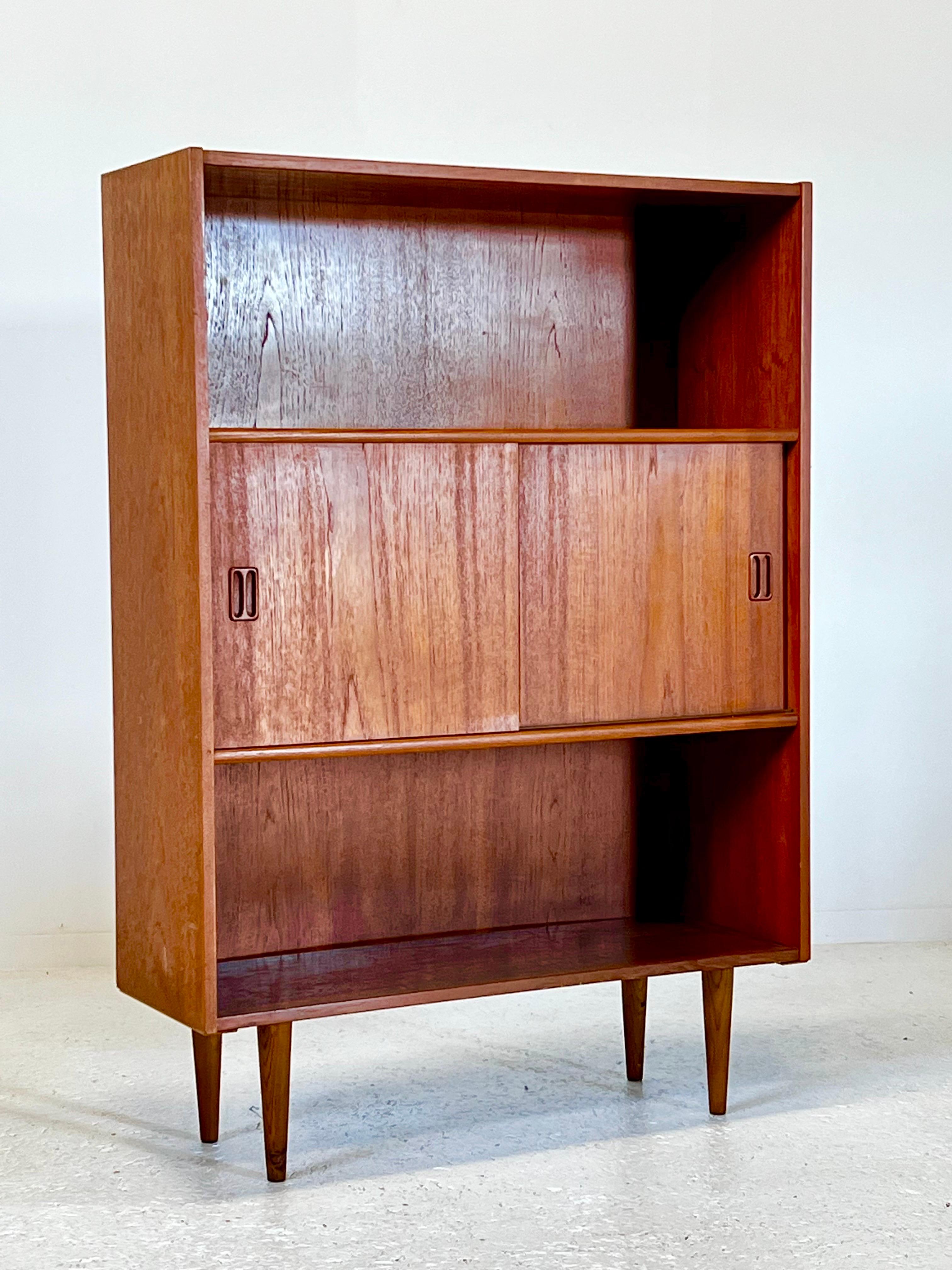 Danese Piccola credenza scandinava in teak degli anni '60 in vendita