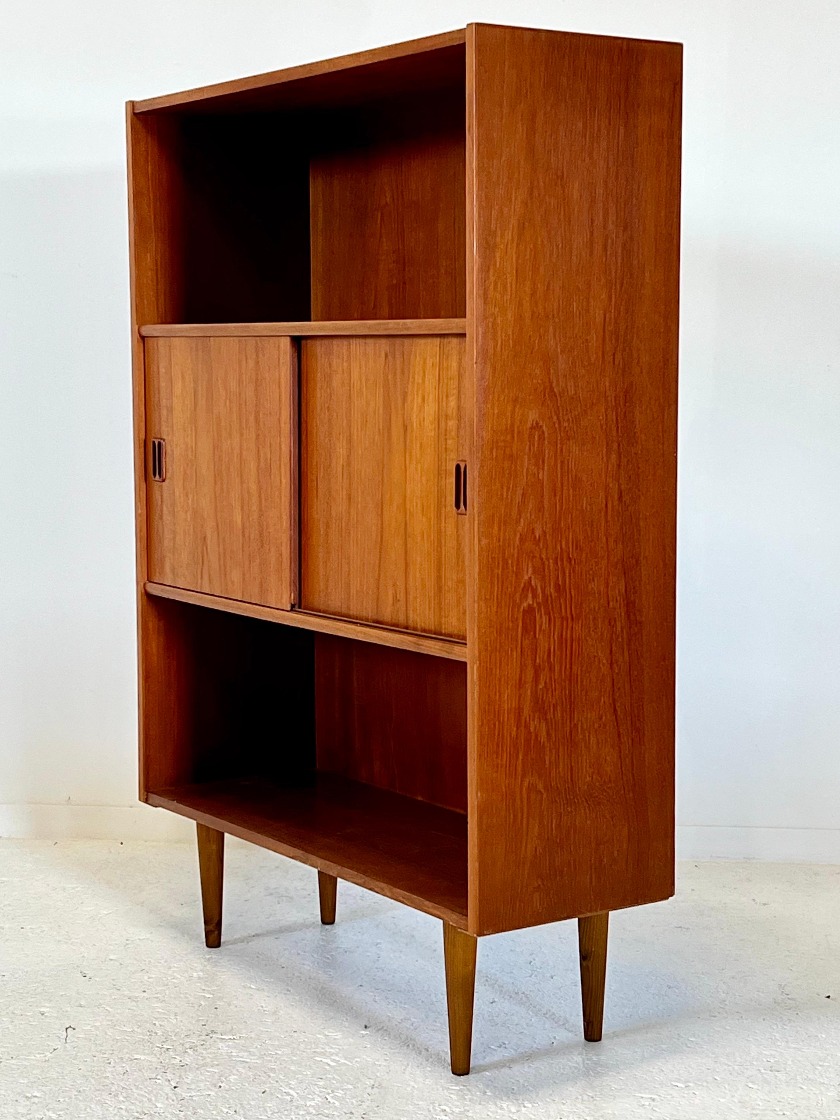 Piccola credenza scandinava in teak degli anni '60 In condizioni buone in vendita a SAINT-YRIEIX-SUR-CHARENTE, FR
