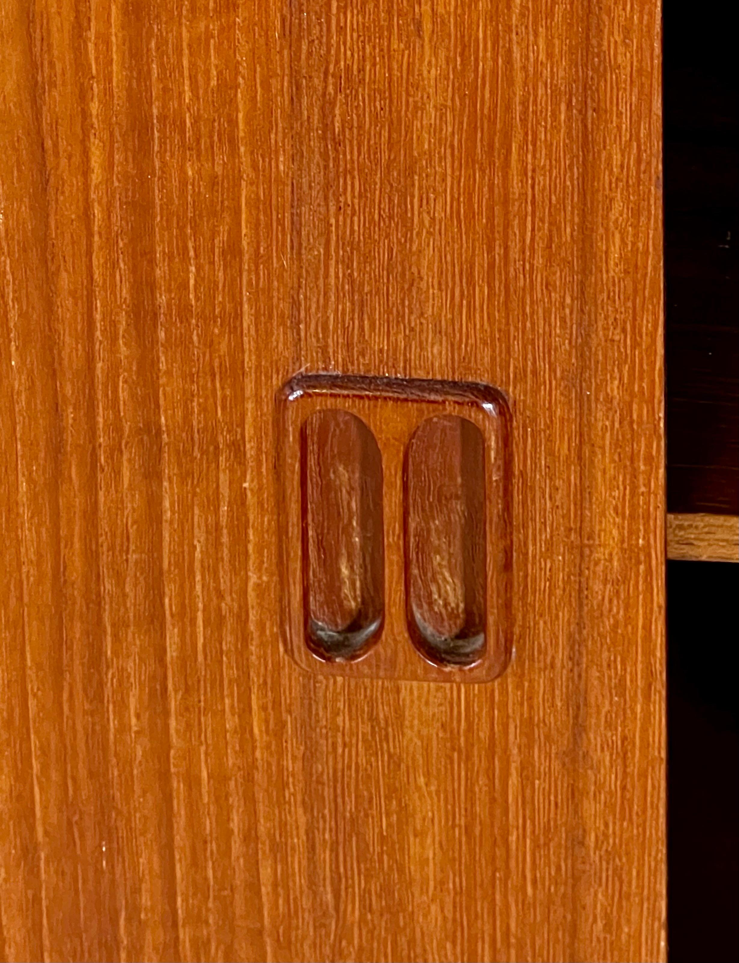 Metà XX secolo Piccola credenza scandinava in teak degli anni '60 in vendita