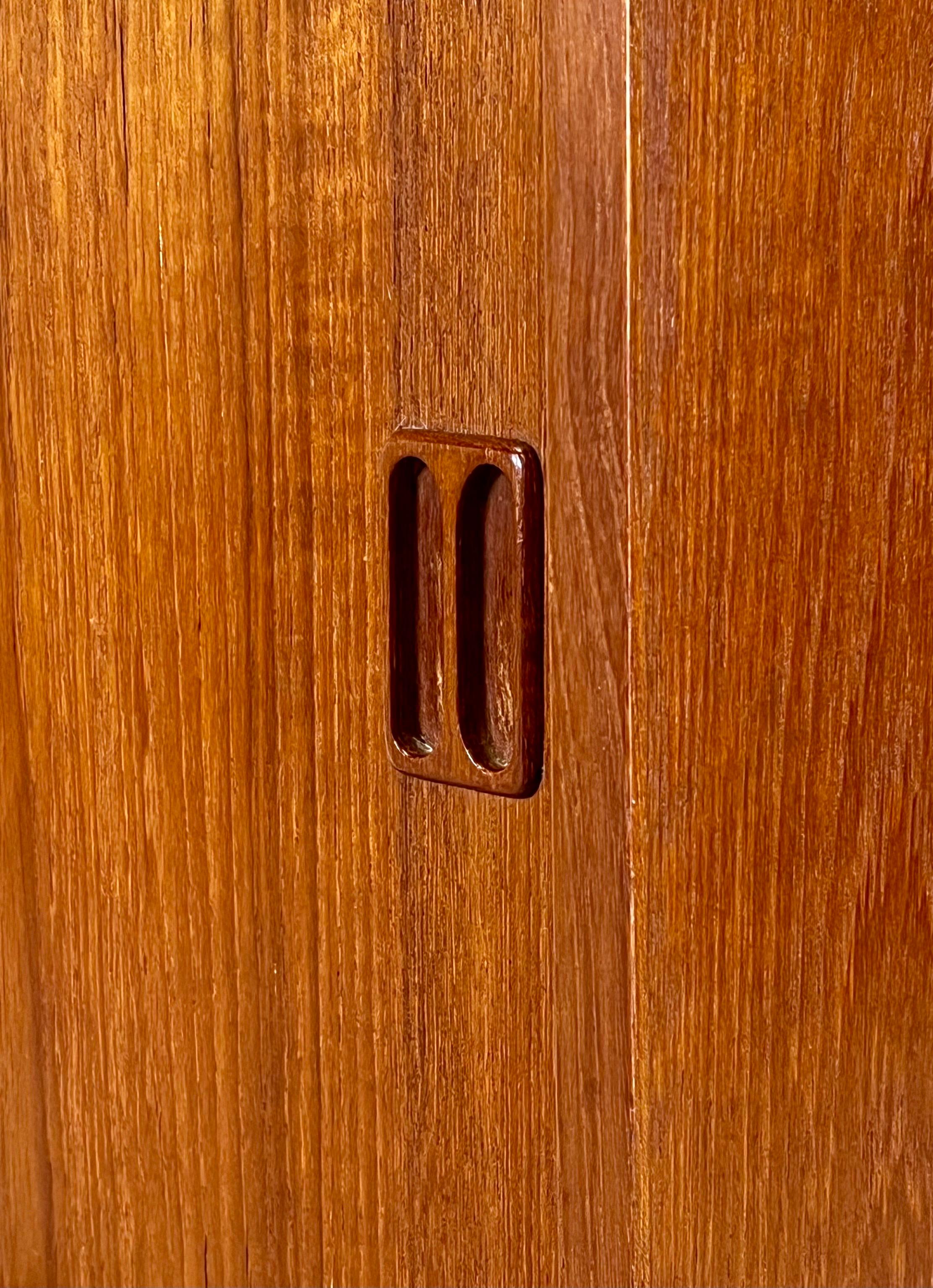 Teak Piccola credenza scandinava in teak degli anni '60 in vendita