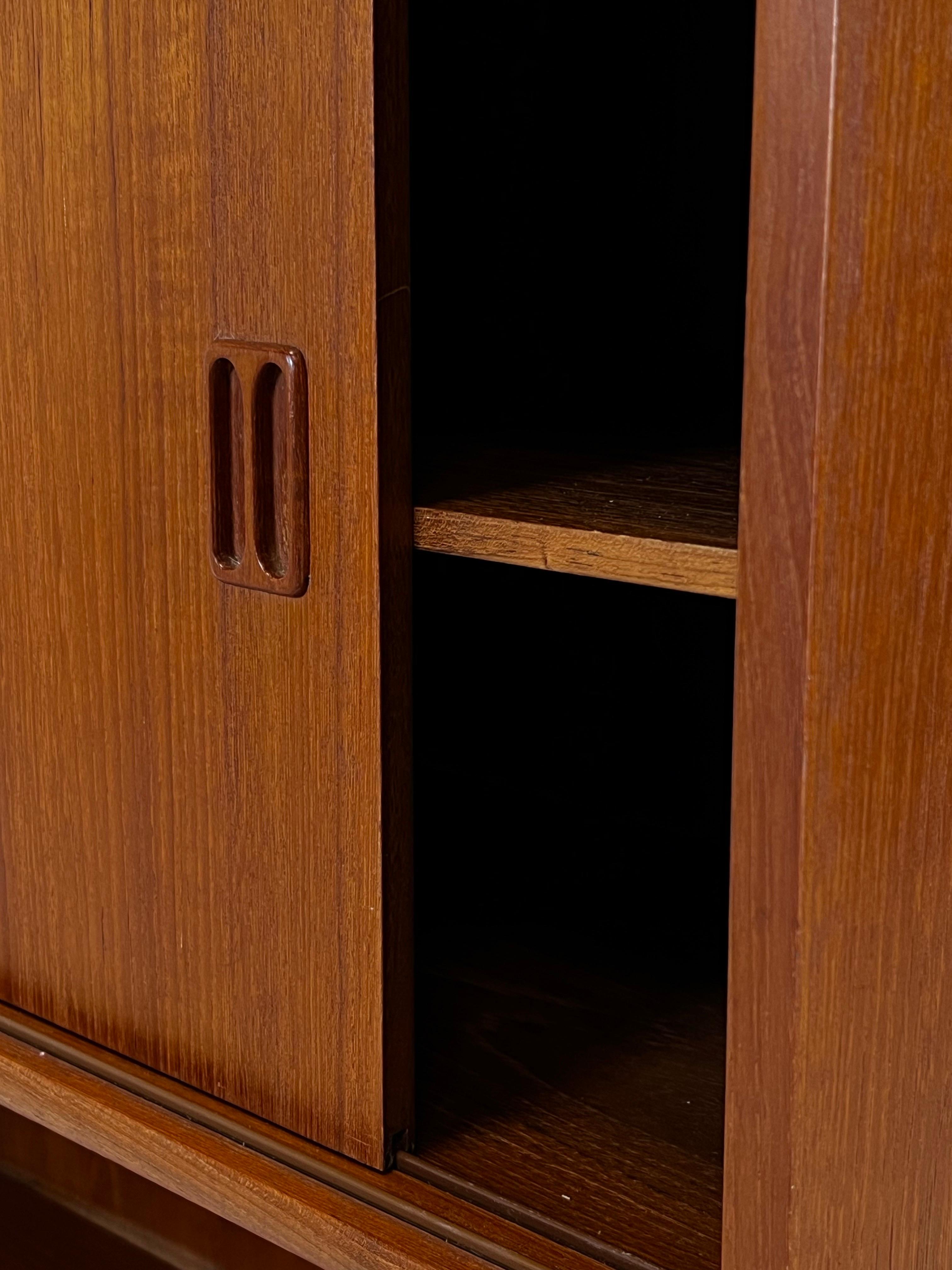 Piccola credenza scandinava in teak degli anni '60 in vendita 2