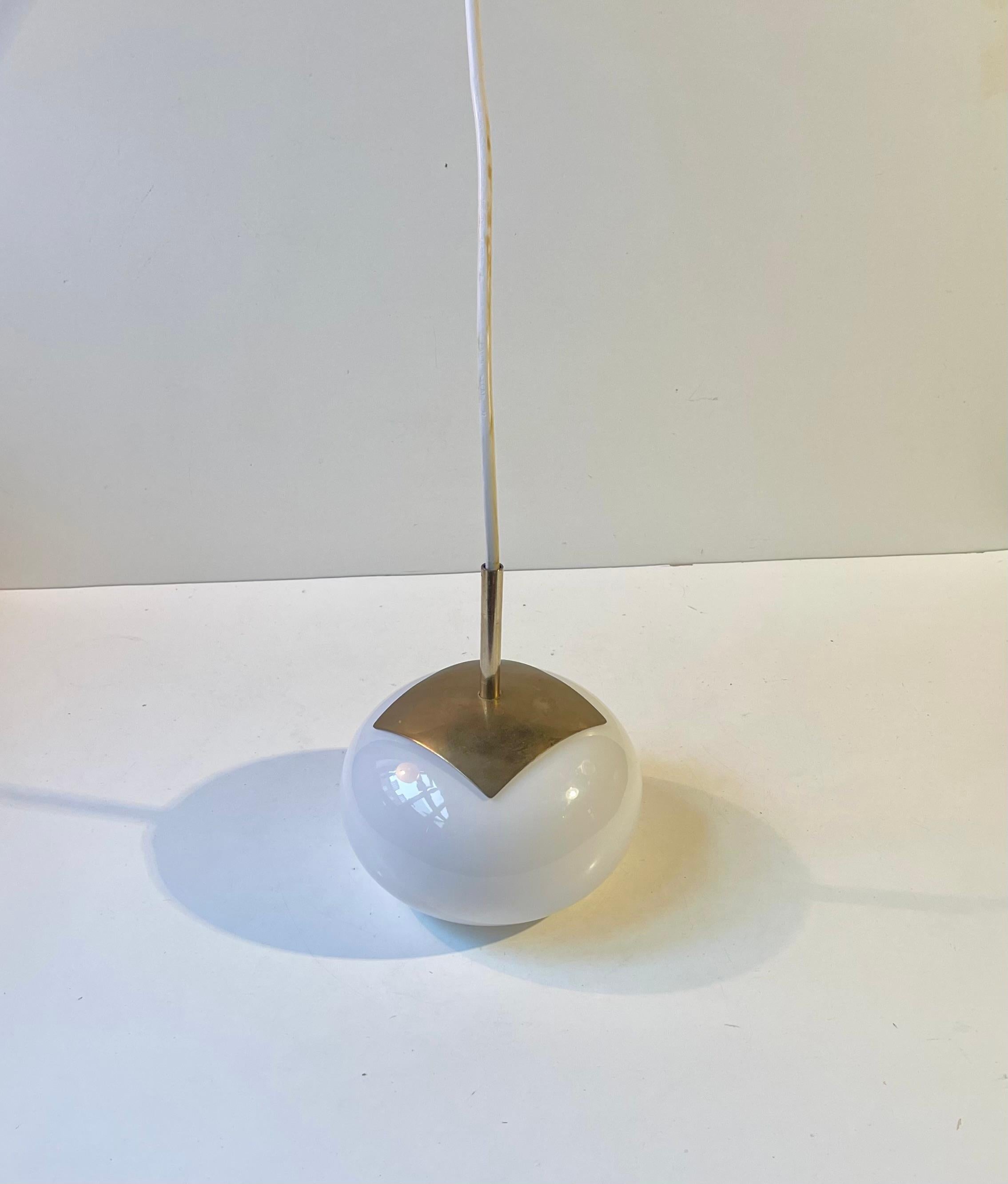 Une petite mais élégante suspension danoise/scandinave vintage composée d'un abat-jour en verre opalin placé dans une douille/top carrée en laiton. Fabriqué par un artiste inconnu, ce luminaire rappelle les lampes de Vilhelm Lauritzen et de Lyfa. Le