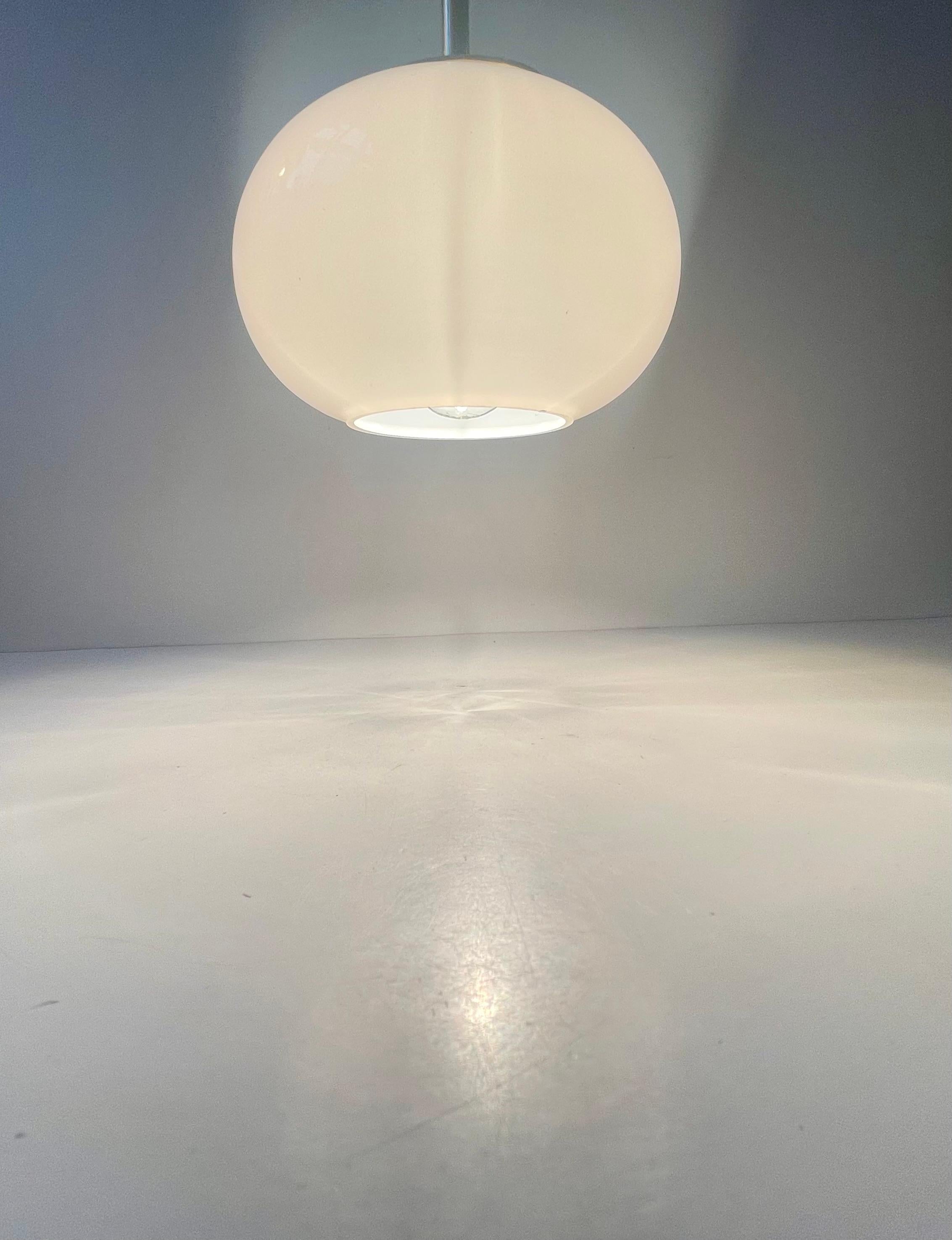 Scandinave moderne Petite lampe suspendue scandinave en verre opalin blanc et laiton, années 1970 en vente