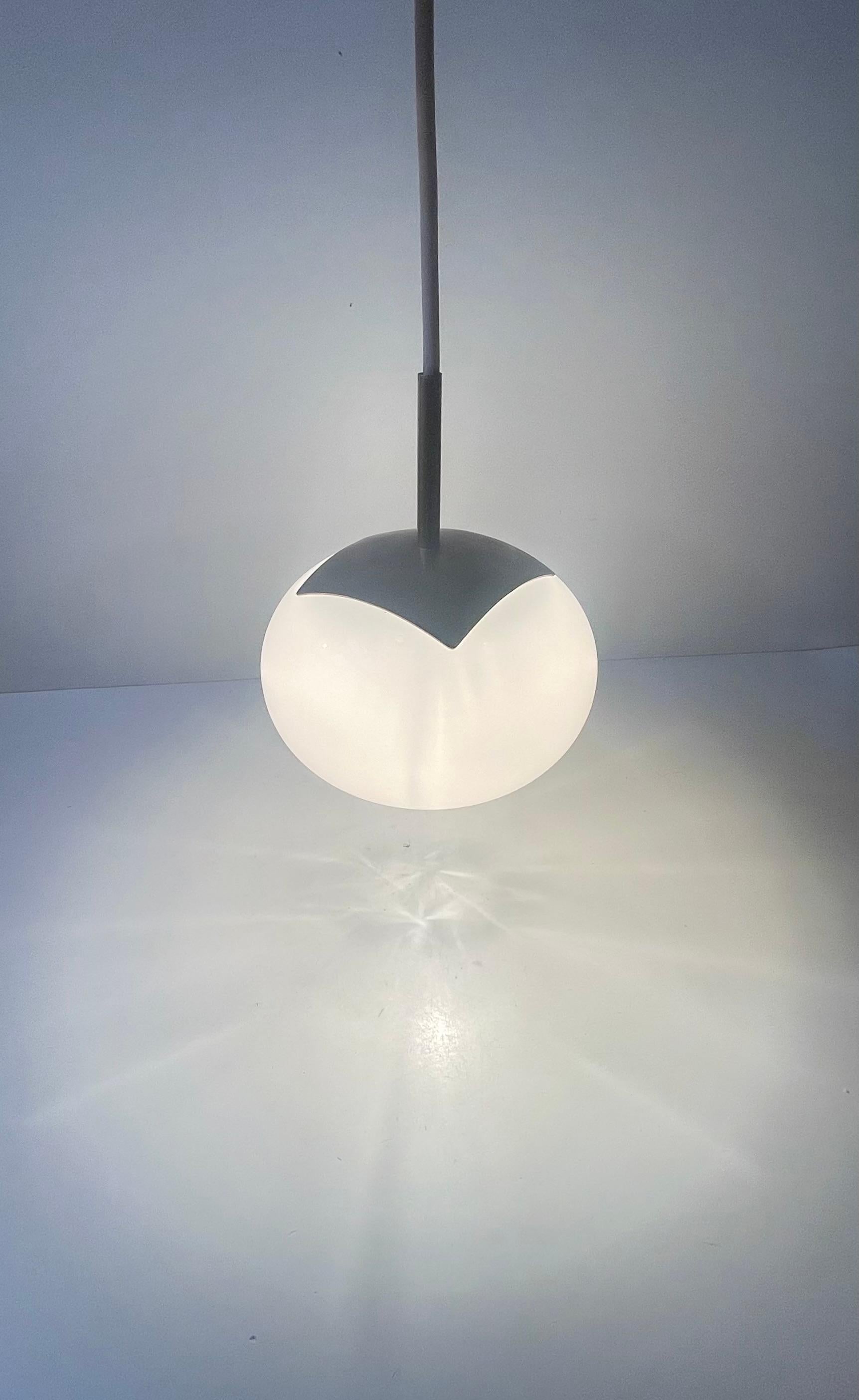 Petite lampe suspendue scandinave en verre opalin blanc et laiton, années 1970 Bon état - En vente à Esbjerg, DK