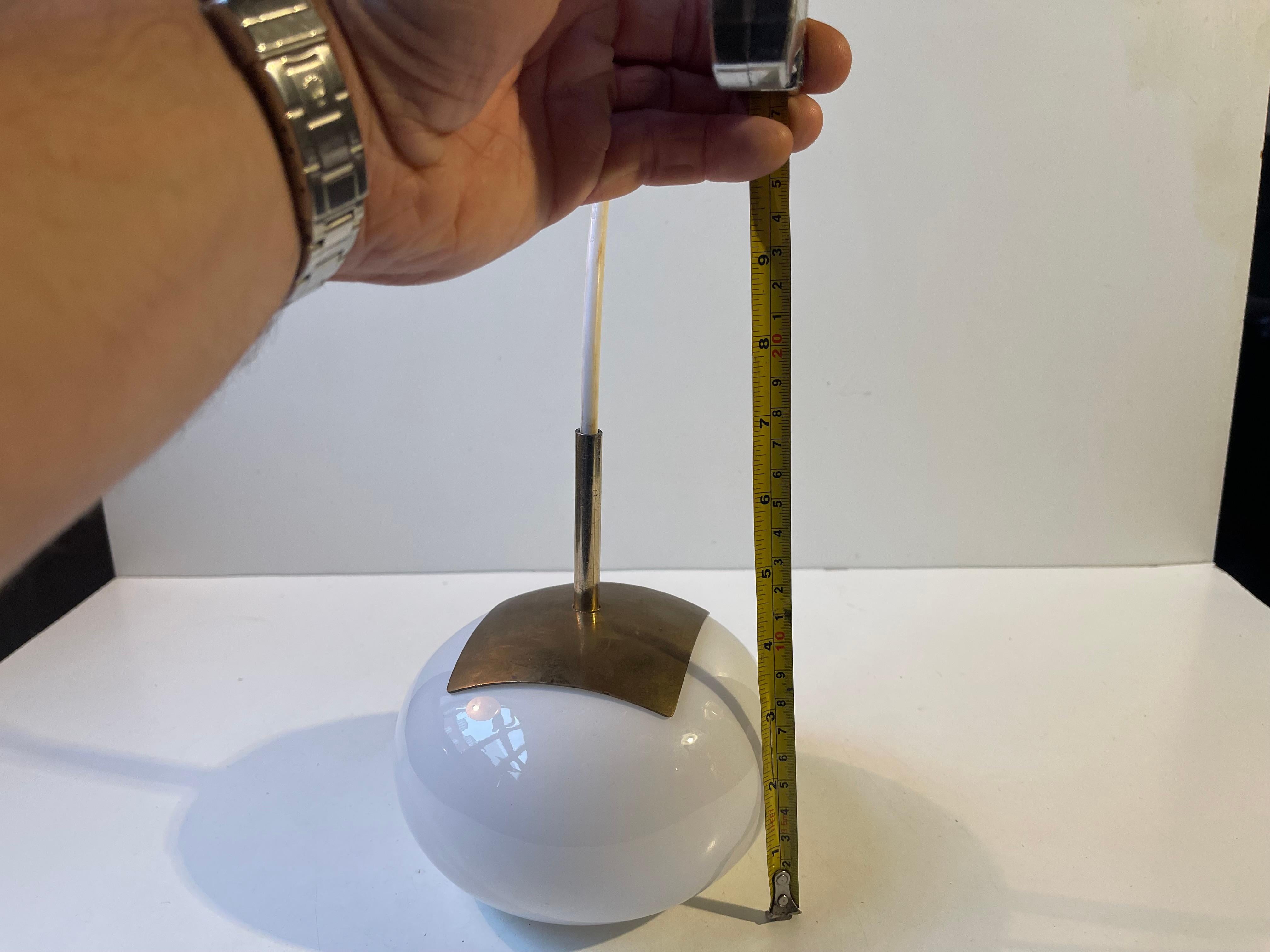 Fin du 20e siècle Petite lampe suspendue scandinave en verre opalin blanc et laiton, années 1970 en vente