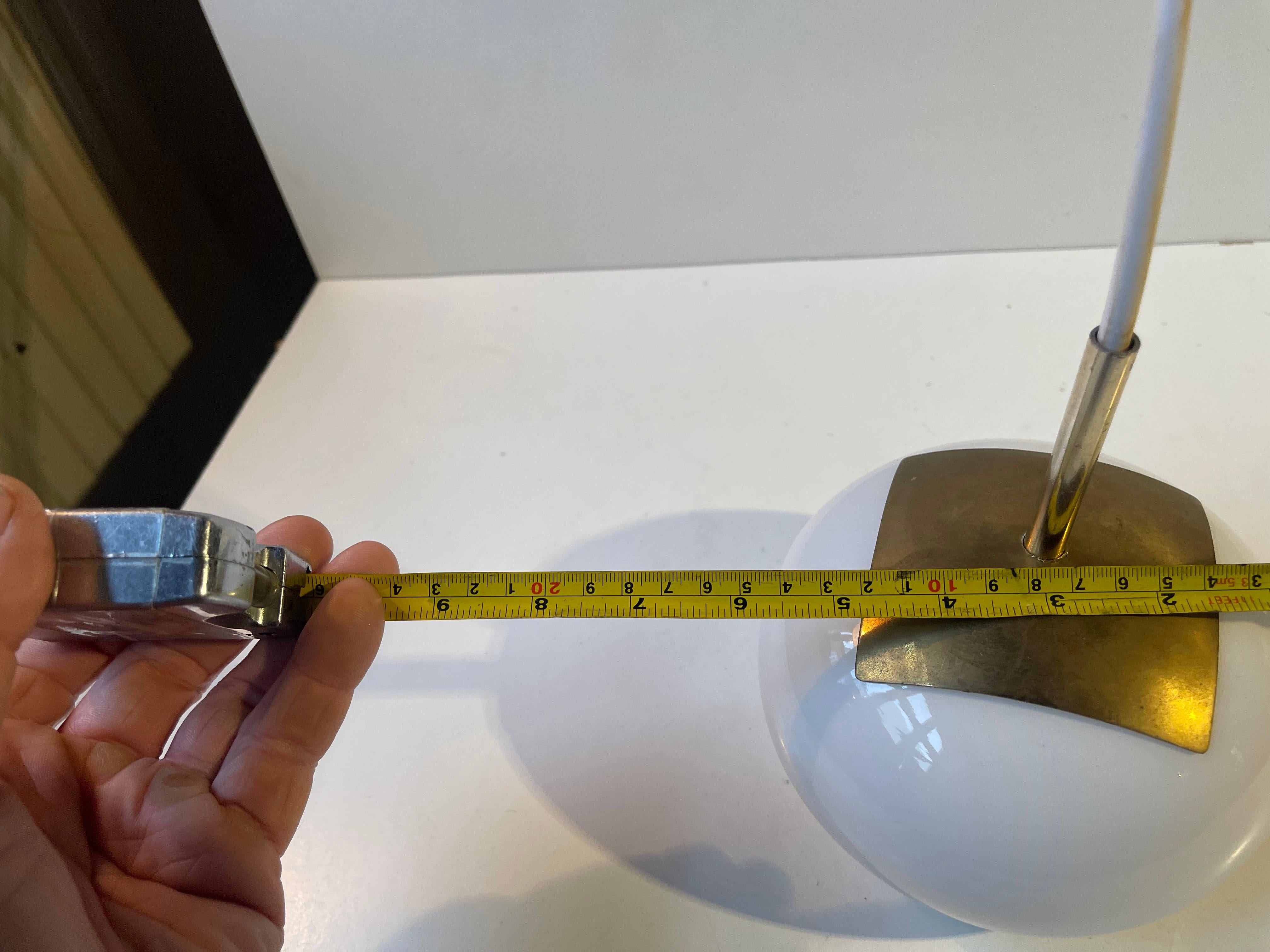 Laiton Petite lampe suspendue scandinave en verre opalin blanc et laiton, années 1970 en vente