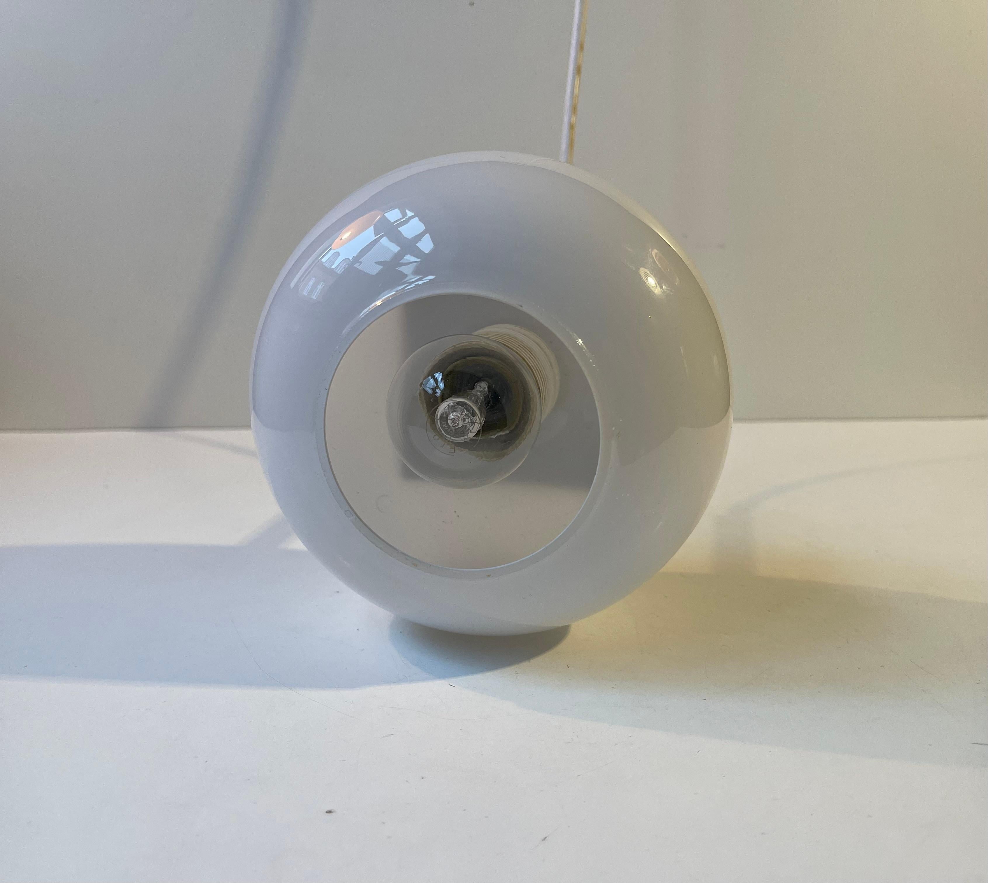 Petite lampe suspendue scandinave en verre opalin blanc et laiton, années 1970 en vente 1