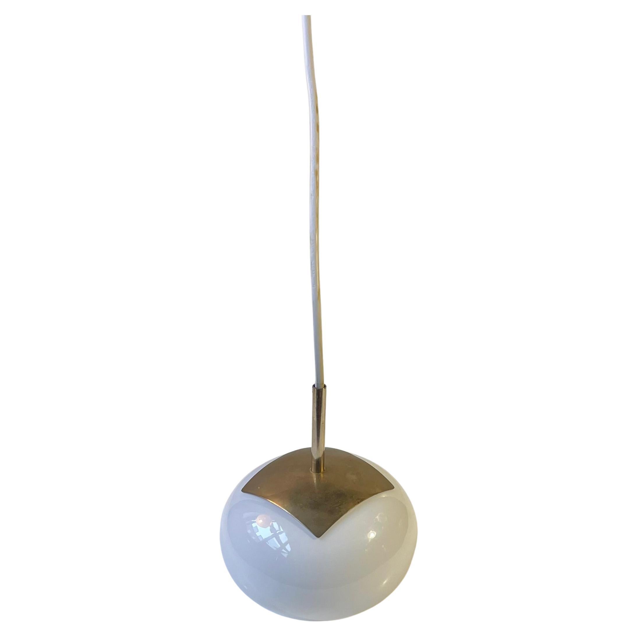 Petite lampe suspendue scandinave en verre opalin blanc et laiton, années 1970 en vente