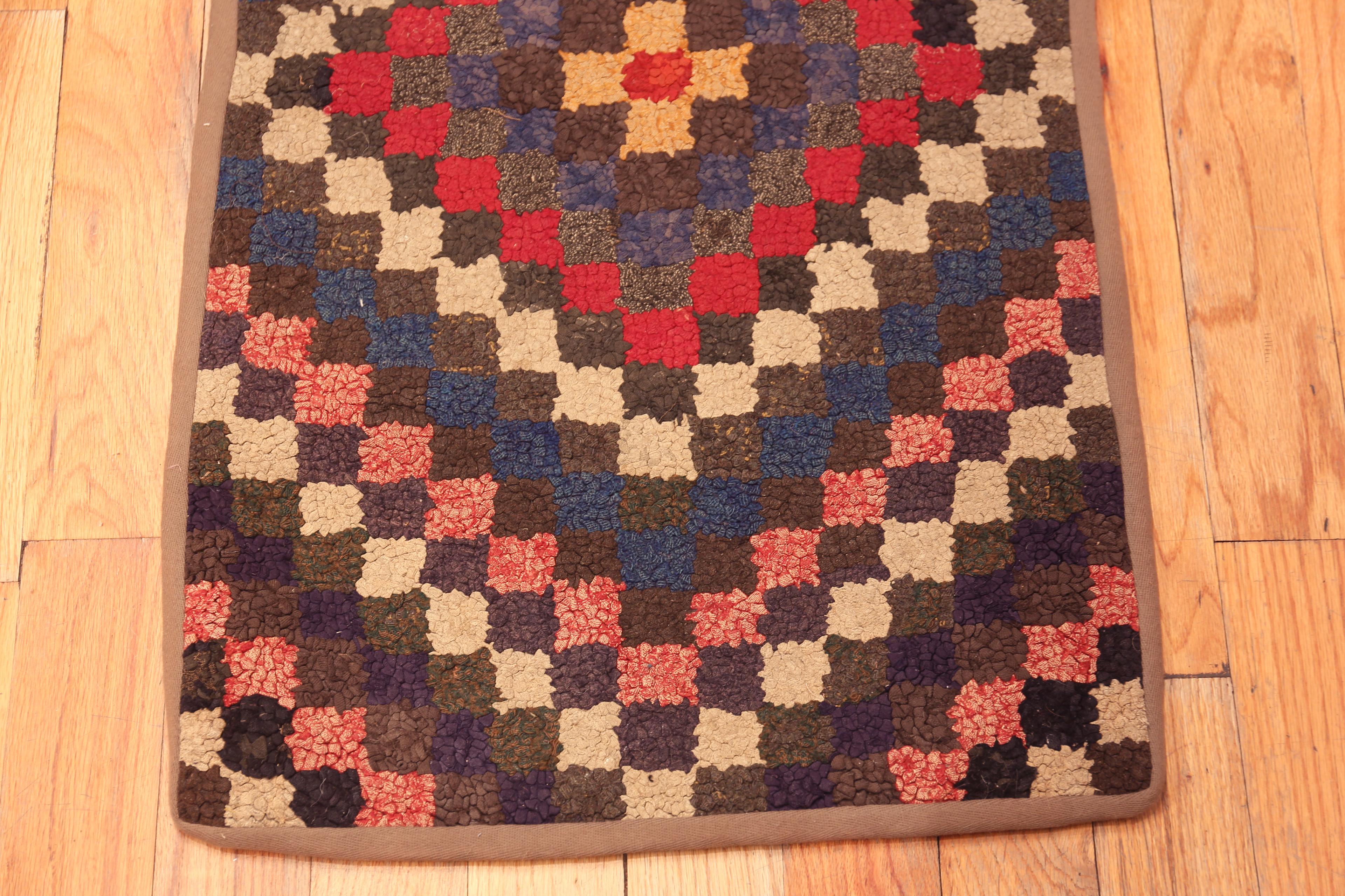 Coloniale americano Tappeto con ganci antichi americani di dimensioni ridotte e geometriche, 1'9