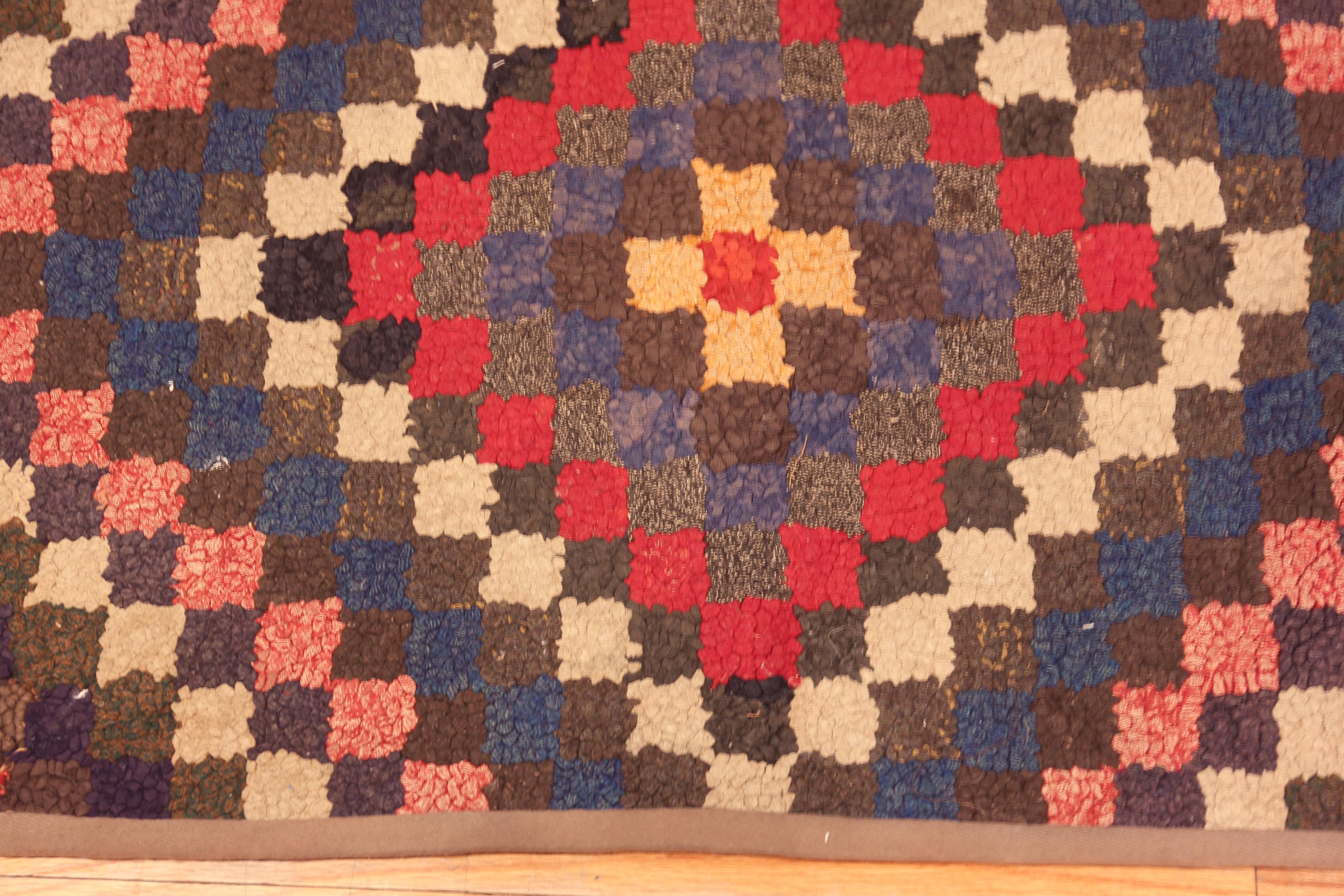XX secolo Tappeto con ganci antichi americani di dimensioni ridotte e geometriche, 1'9
