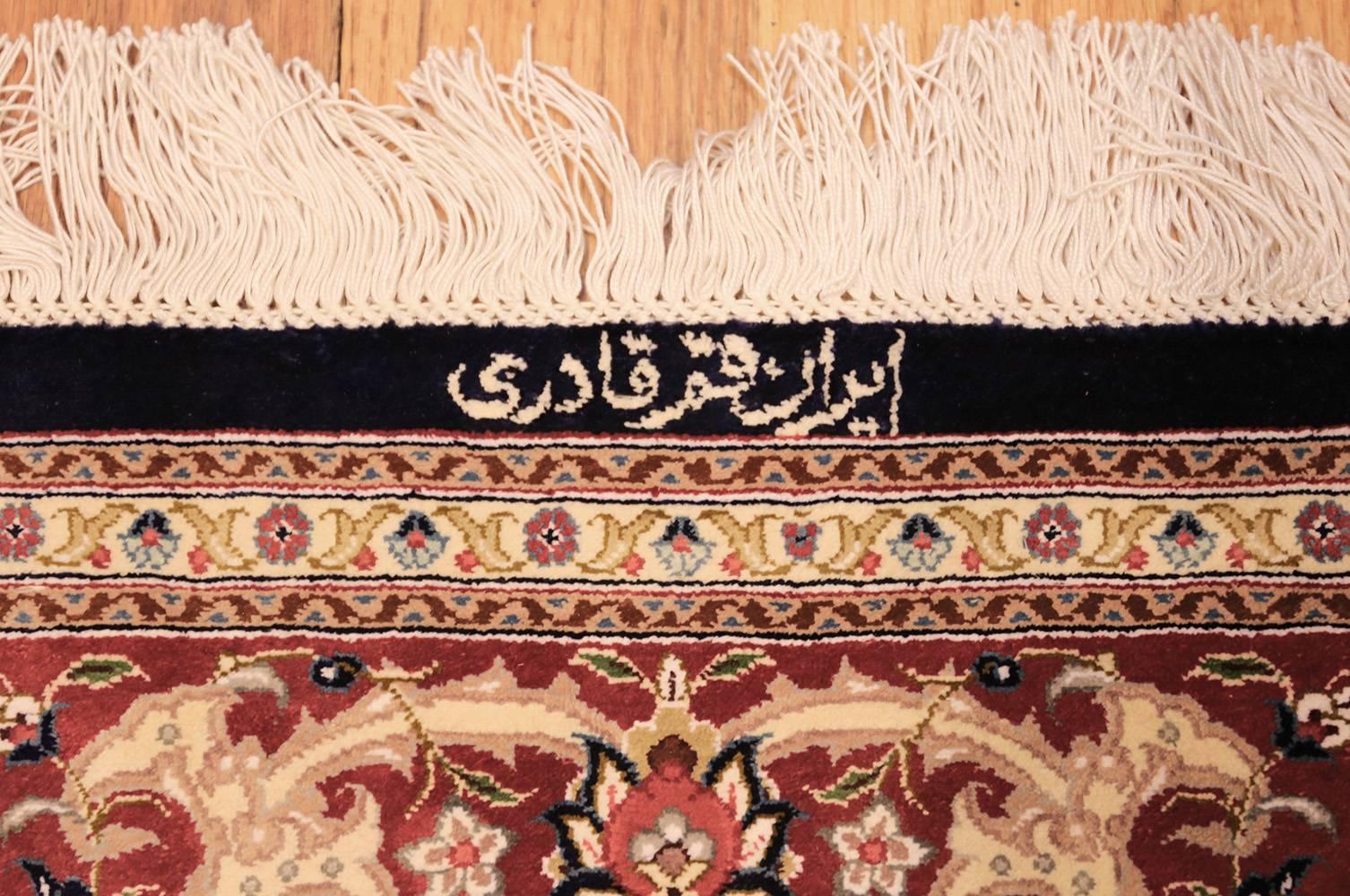 Tapis persan Qum en soie à fond bleu marine, Pays d'origine / Type de tapis : Tapis persan moderne, Circa Date : Fin du 20e siècle. Taille : 3 ft 4 in x 5 ft (1,02 m x 1,52 m).
