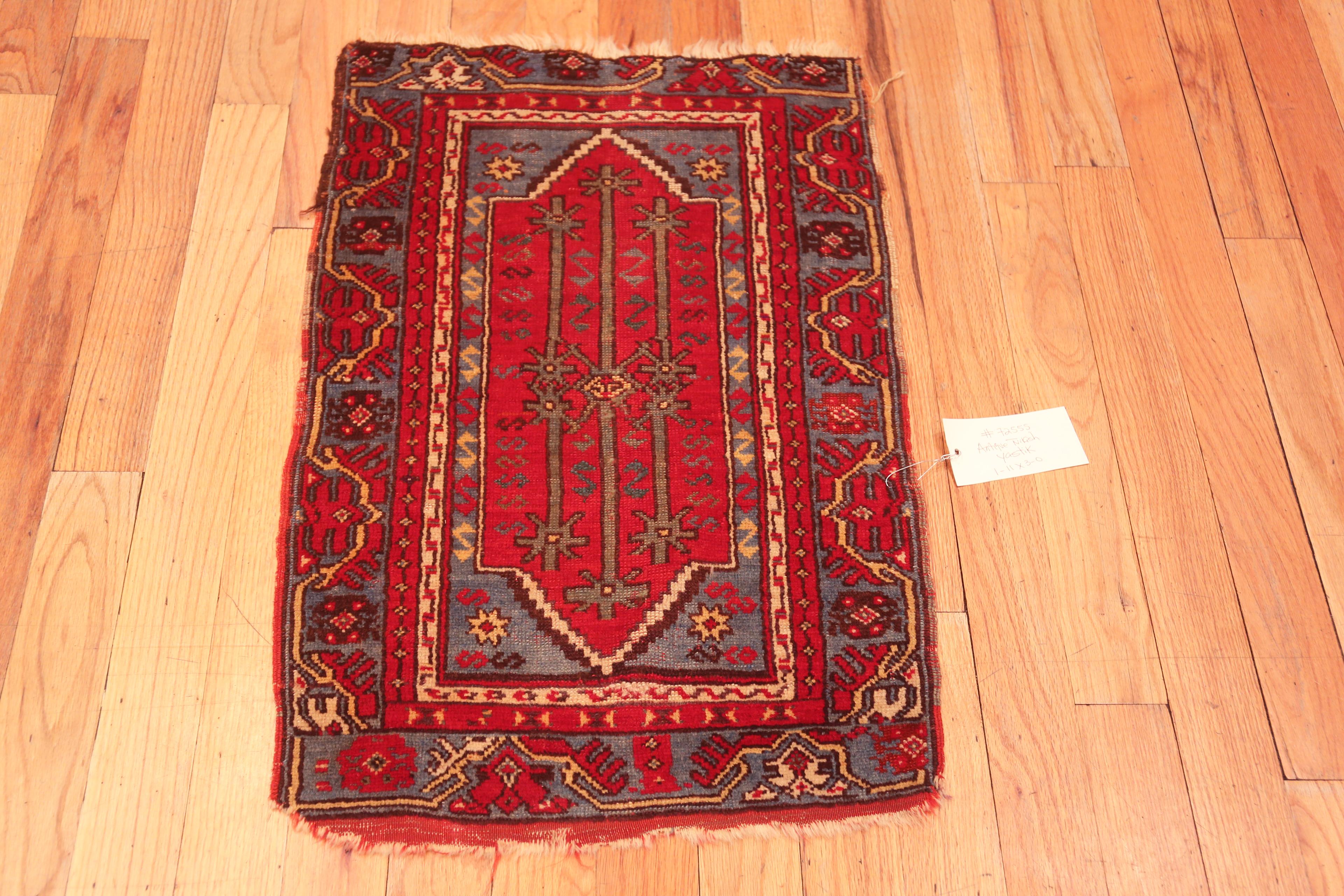 Geometrischer antiker türkischer Yastic-Teppich mit Stammesmotiv in Schachtelgröße 1'11