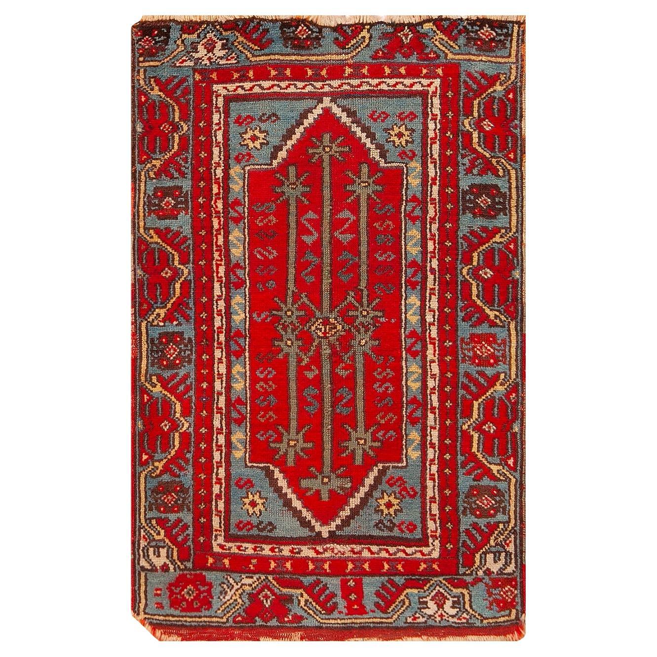 Petit tapis turc Yastic tribal géométrique antique 1'11" x 3' en vente