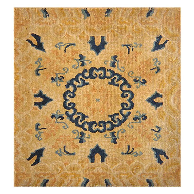 Alfombra china antigua dorada. Tamaño: 60 cm x 60 cm en venta