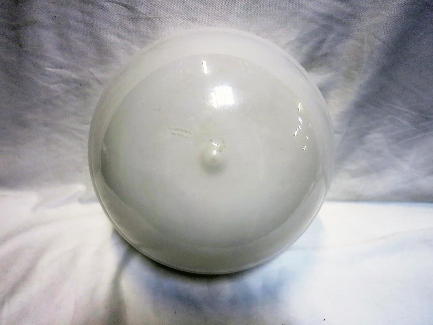 Mid-Century Modern Pendentif globe en verre de plafond de forme ovale avec bandeau 