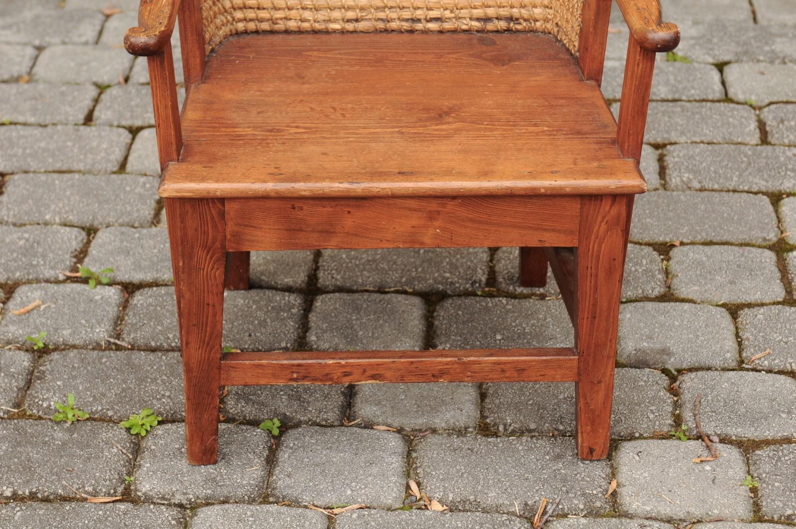 Ein kleiner schottischer Orkney-Stuhl aus dem frühen 20. Jahrhundert mit handgeflochtener Strohlehne und Holzsitz. Dieser Sessel, der zu Beginn des 20. Jahrhunderts auf der Insel Orkney an der Nordspitze Schottlands entstand, besticht durch sein