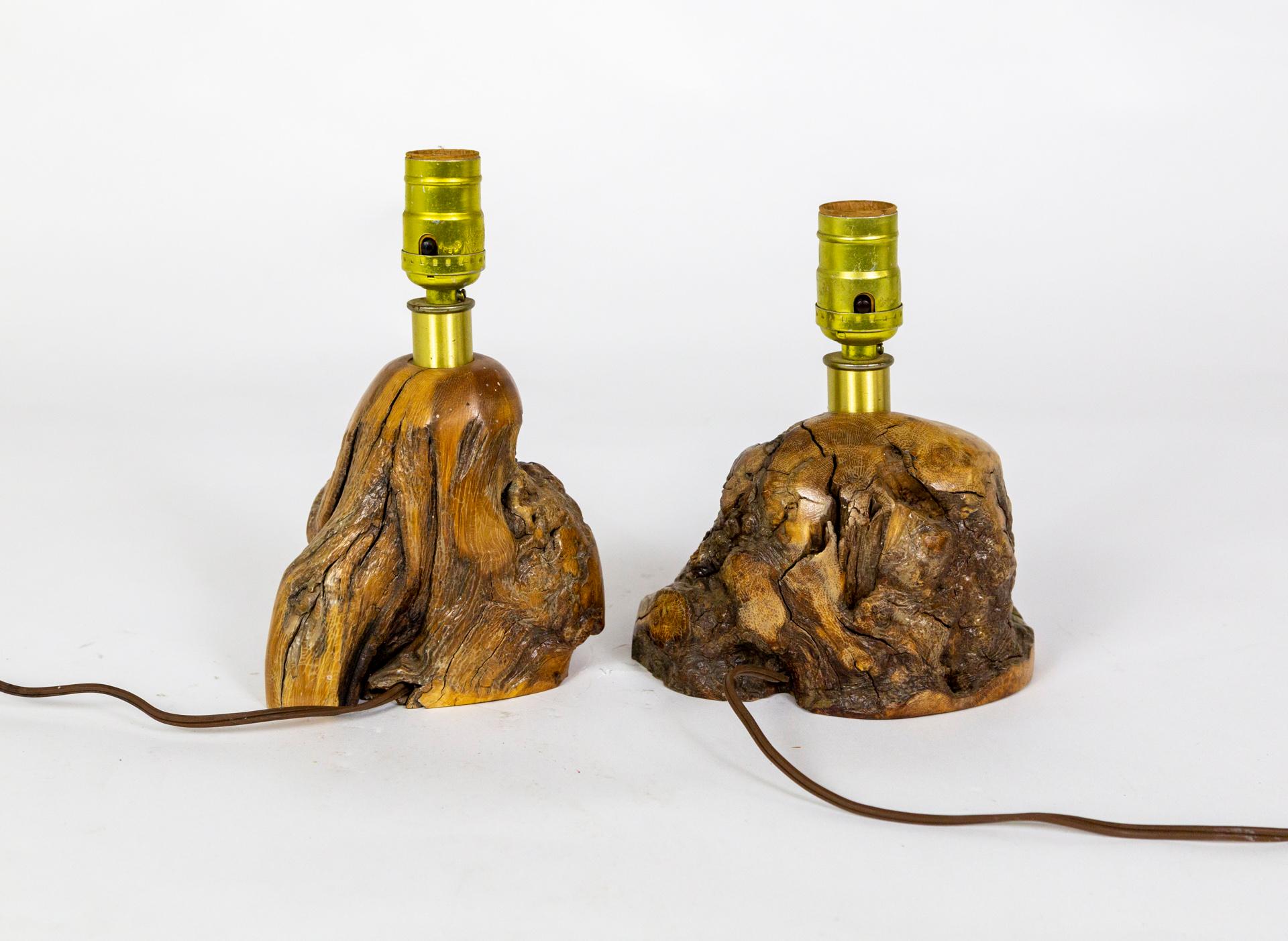 Petites lampes sculpturales en bois de ronce (paire) Bon état - En vente à San Francisco, CA