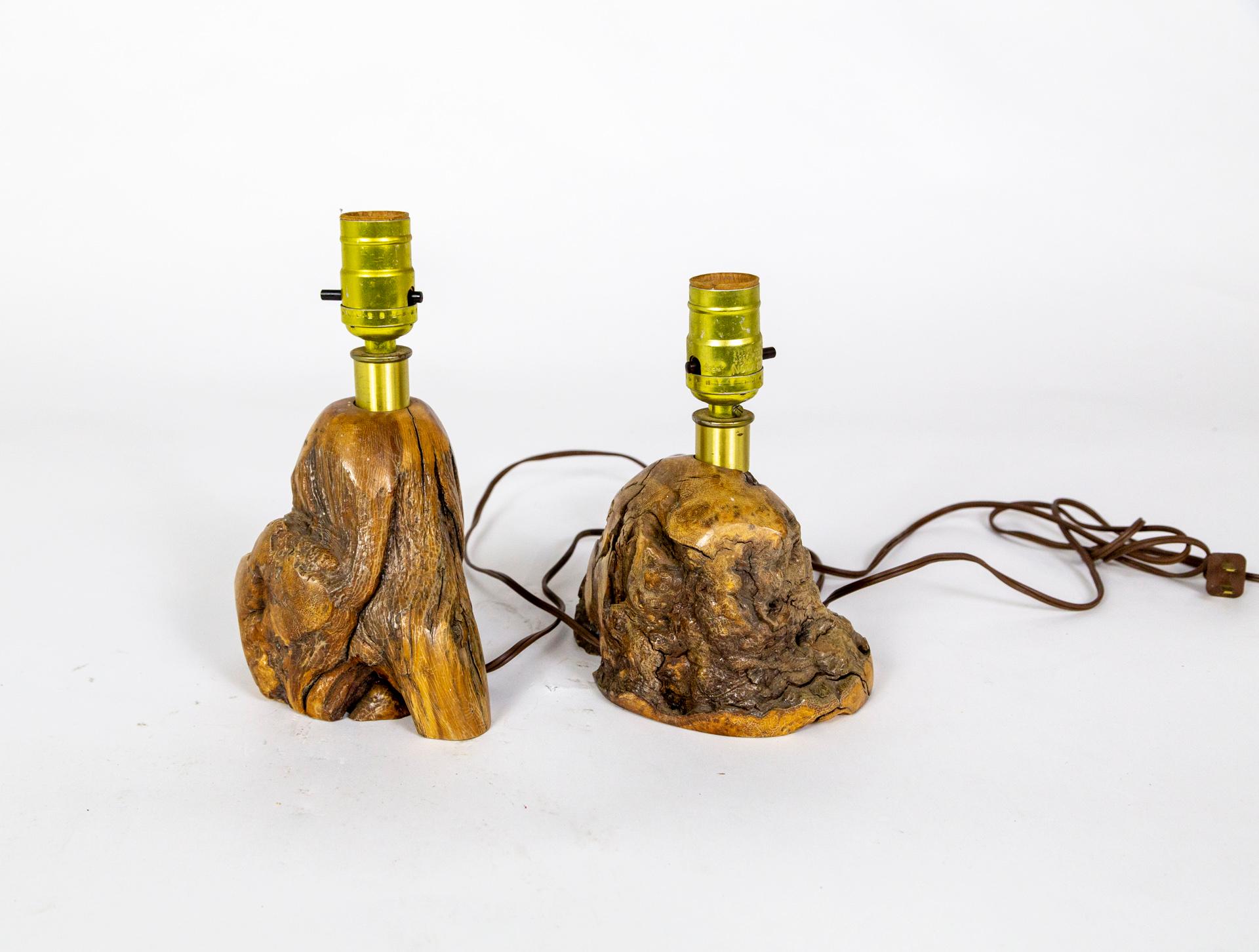 20ième siècle Petites lampes sculpturales en bois de ronce (paire) en vente