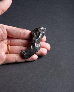Petit fragment sculptural de météorite en fer provenant de la chute de Sikhote-Alin en 1947