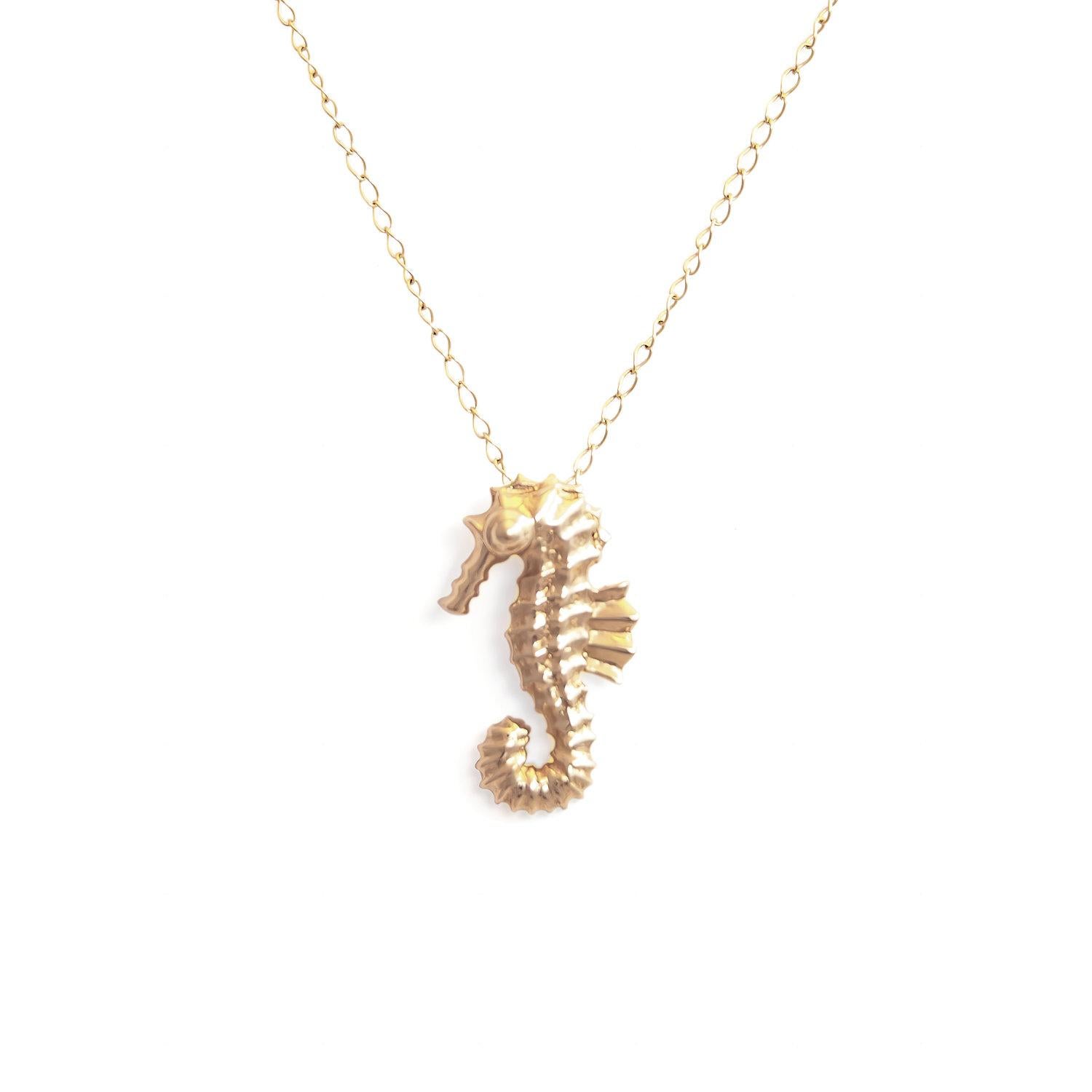 JHERWITT Solid 14k Yellow Gold Small Seahorse Pendant Necklace In New Condition For Sale In Los Angeles, CA