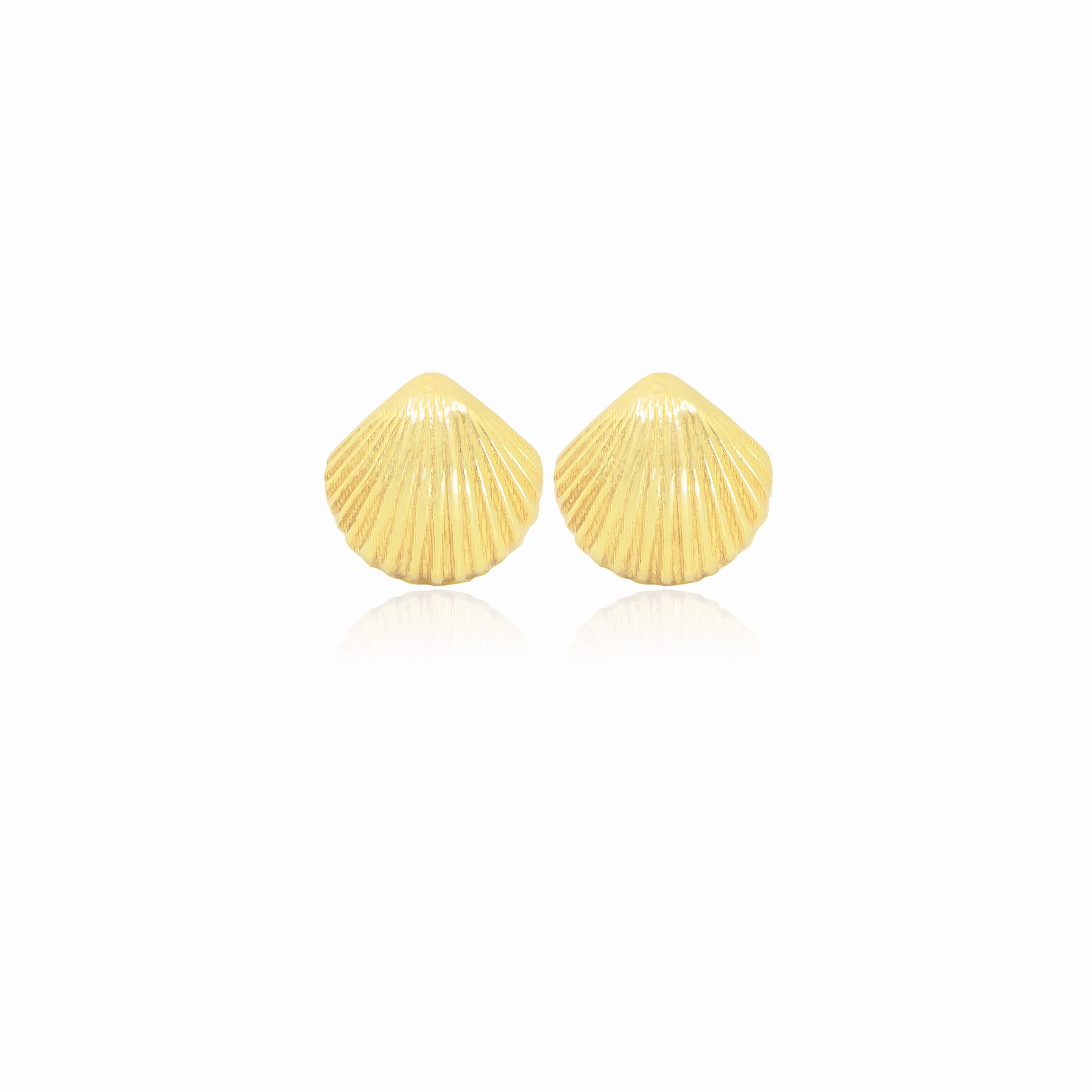 Small Seashell Earrings  In New Condition For Sale In Short Hills, NJ