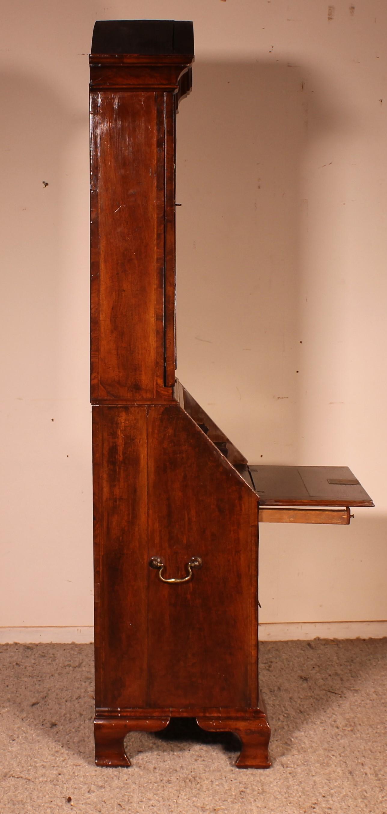 Small Secretary or Cabinet in Burl Walnut with Dome, 18 ° Century For Sale 4