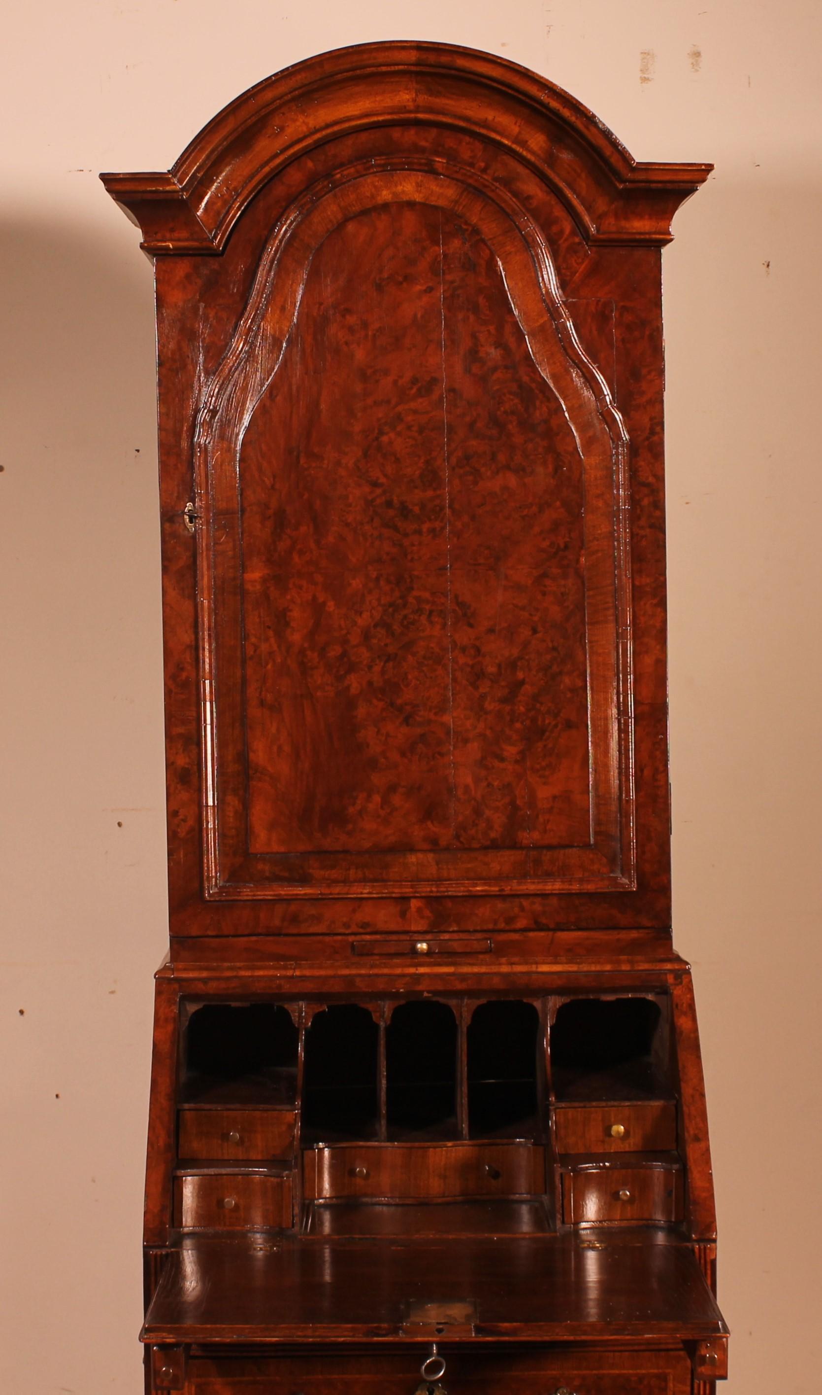 Georgian Small Secretary or Cabinet in Burl Walnut with Dome, 18 ° Century For Sale