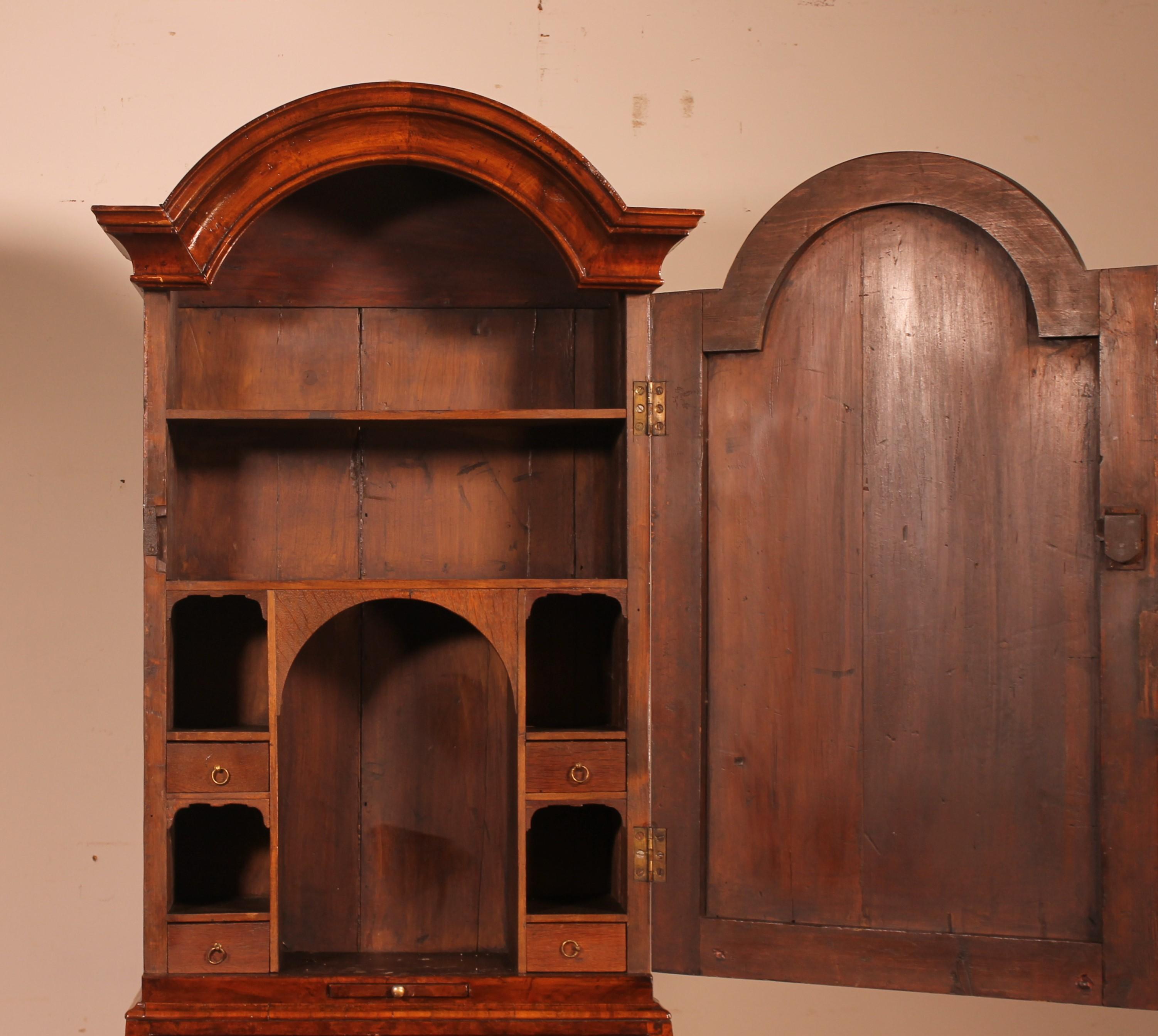 British Small Secretary or Cabinet in Burl Walnut with Dome, 18 ° Century For Sale