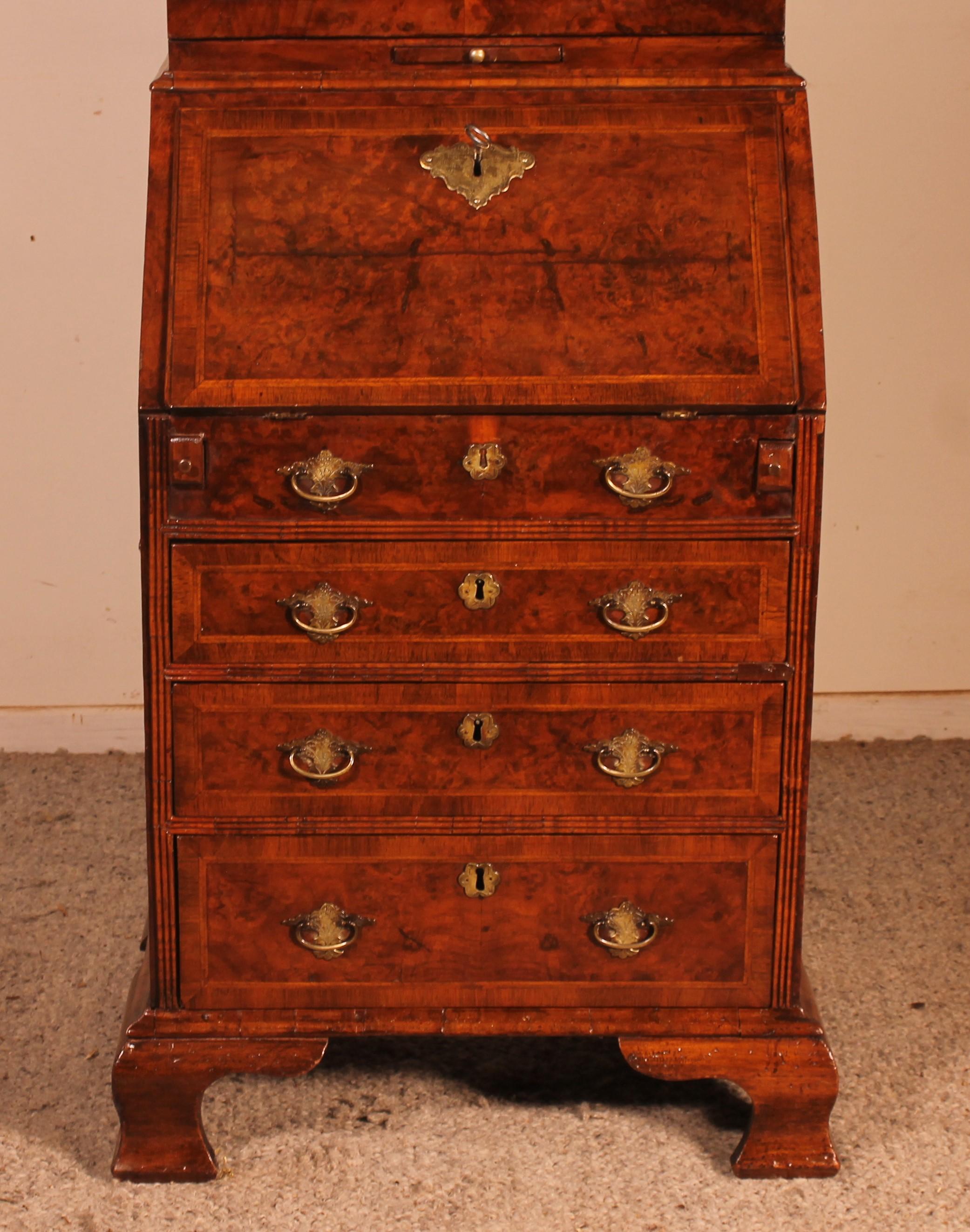 Small Secretary or Cabinet in Burl Walnut with Dome, 18 ° Century In Good Condition For Sale In Brussels, Brussels