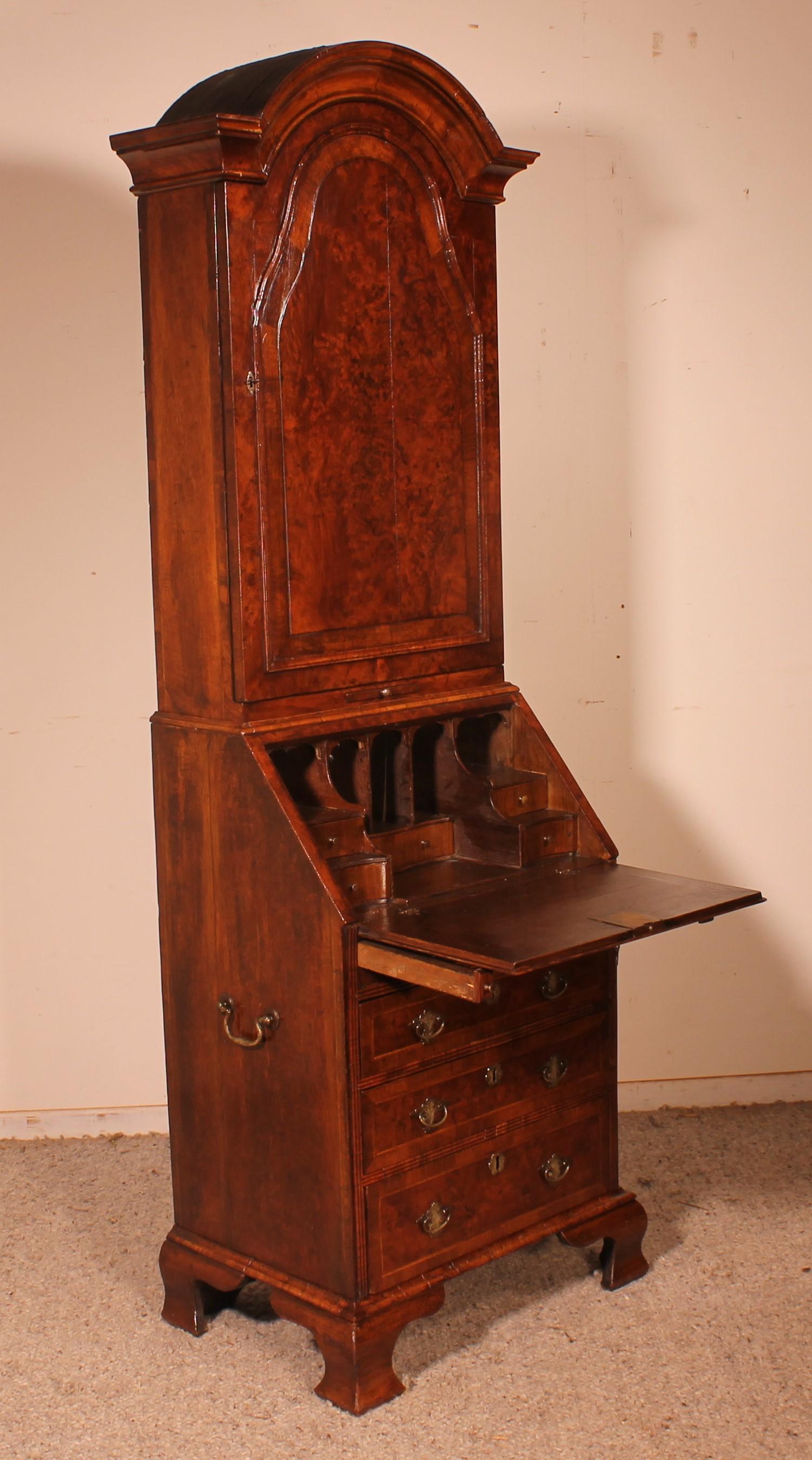 Noyer Petit secrétaire ou meuble de rangement en ronce de noyer avec dôme, 18ème siècle en vente