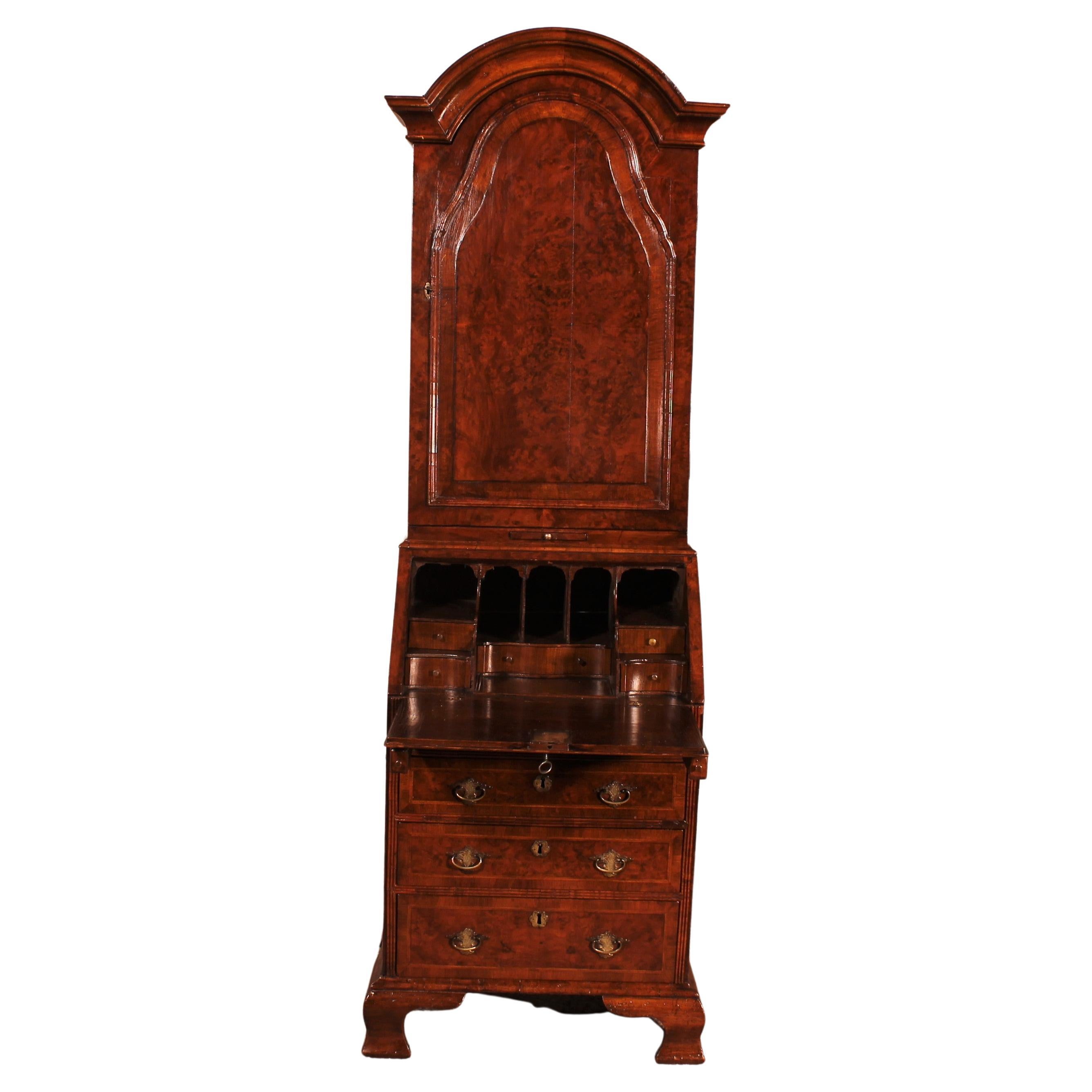 Petit secrétaire ou meuble de rangement en ronce de noyer avec dôme, 18ème siècle en vente