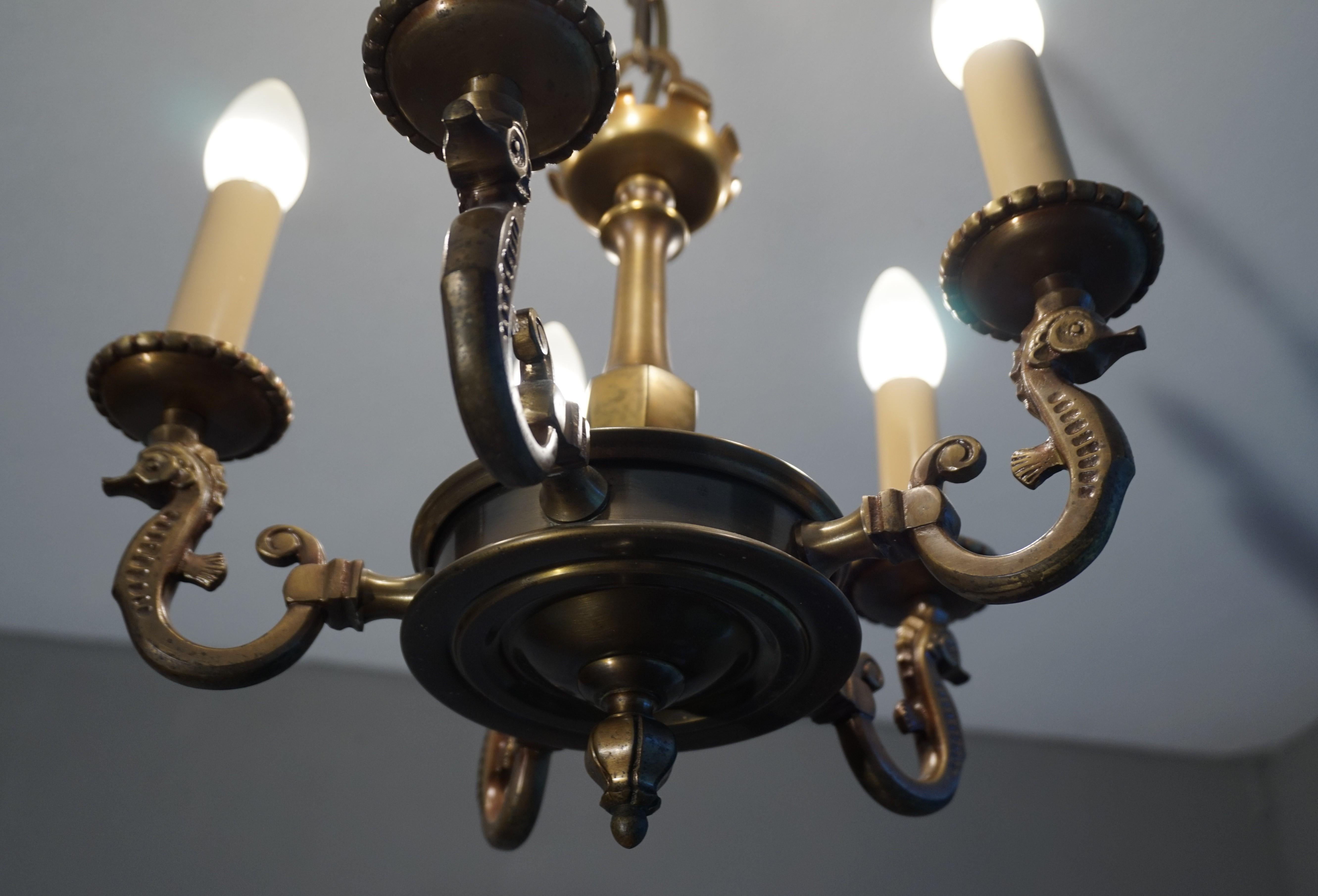 Kleine 5-Licht-Halbleuchte mit Seepferdchen-Skulpturen aus Bronze und gotischem Stiel im Angebot 6