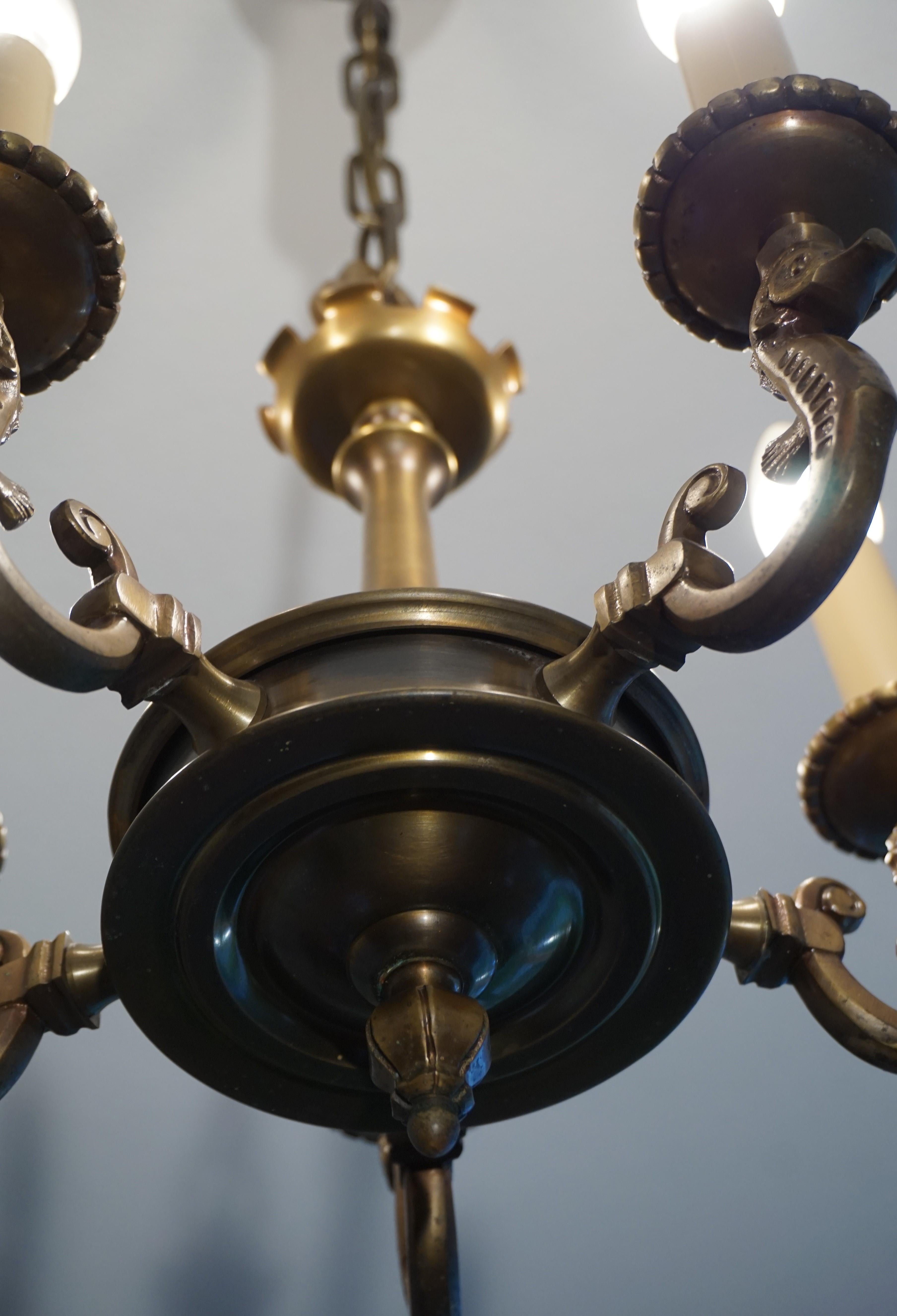Kleine 5-Licht-Halbleuchte mit Seepferdchen-Skulpturen aus Bronze und gotischem Stiel (Handgefertigt) im Angebot