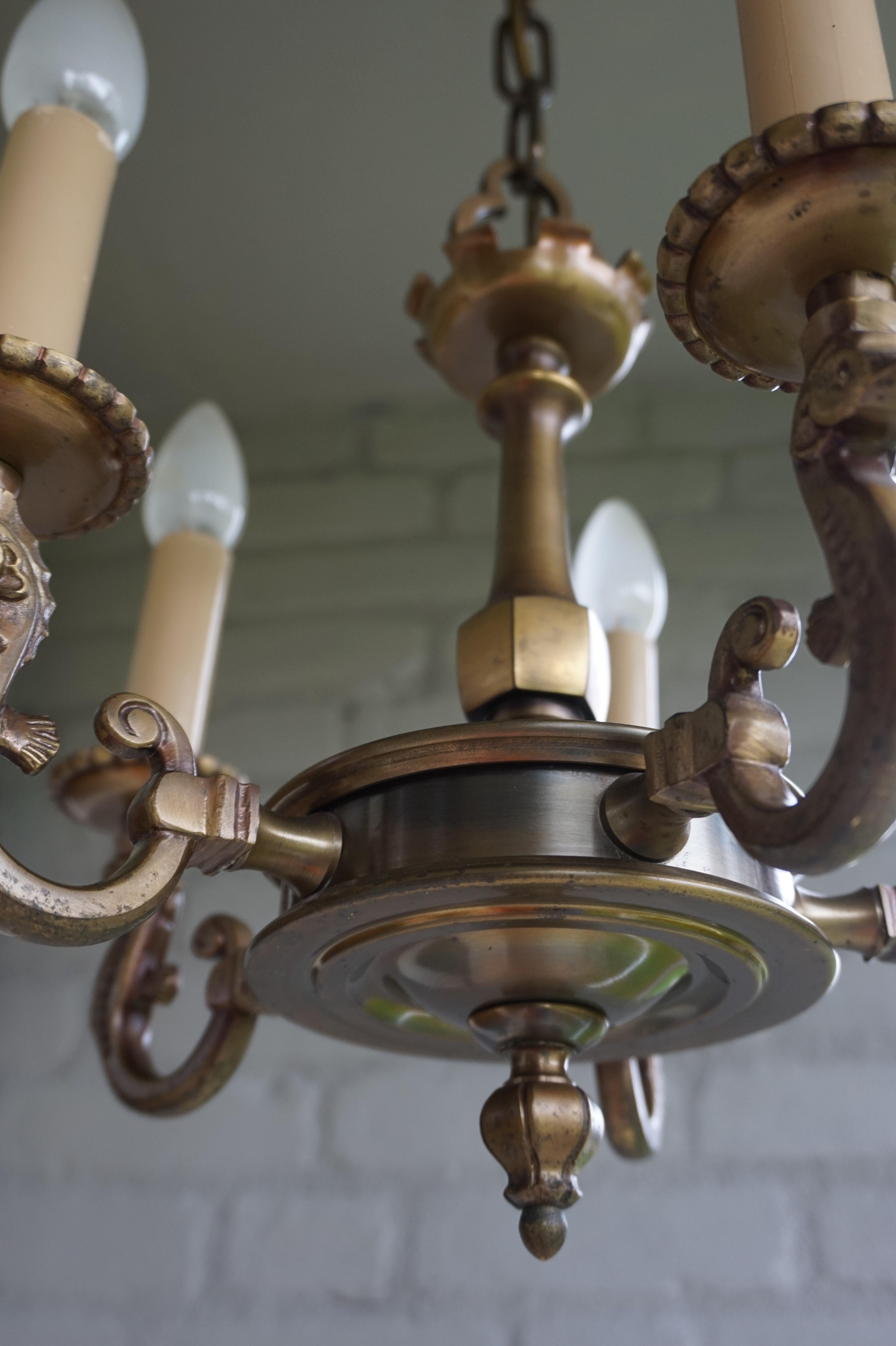 Kleine 5-Licht-Halbleuchte mit Seepferdchen-Skulpturen aus Bronze und gotischem Stiel im Zustand „Gut“ im Angebot in Lisse, NL
