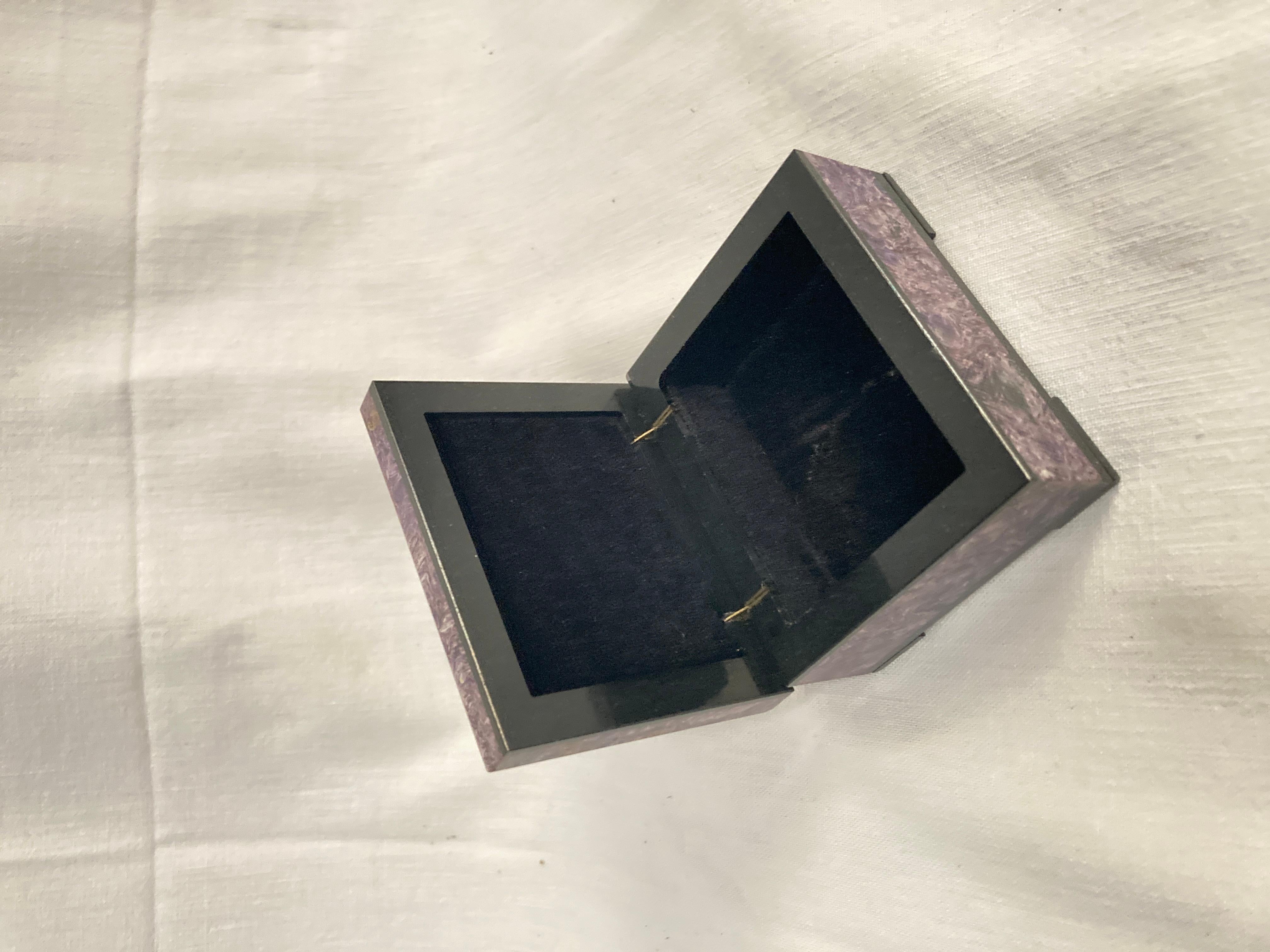 Small semi-precious stone hand made boxe In Good Condition For Sale In New York, NY