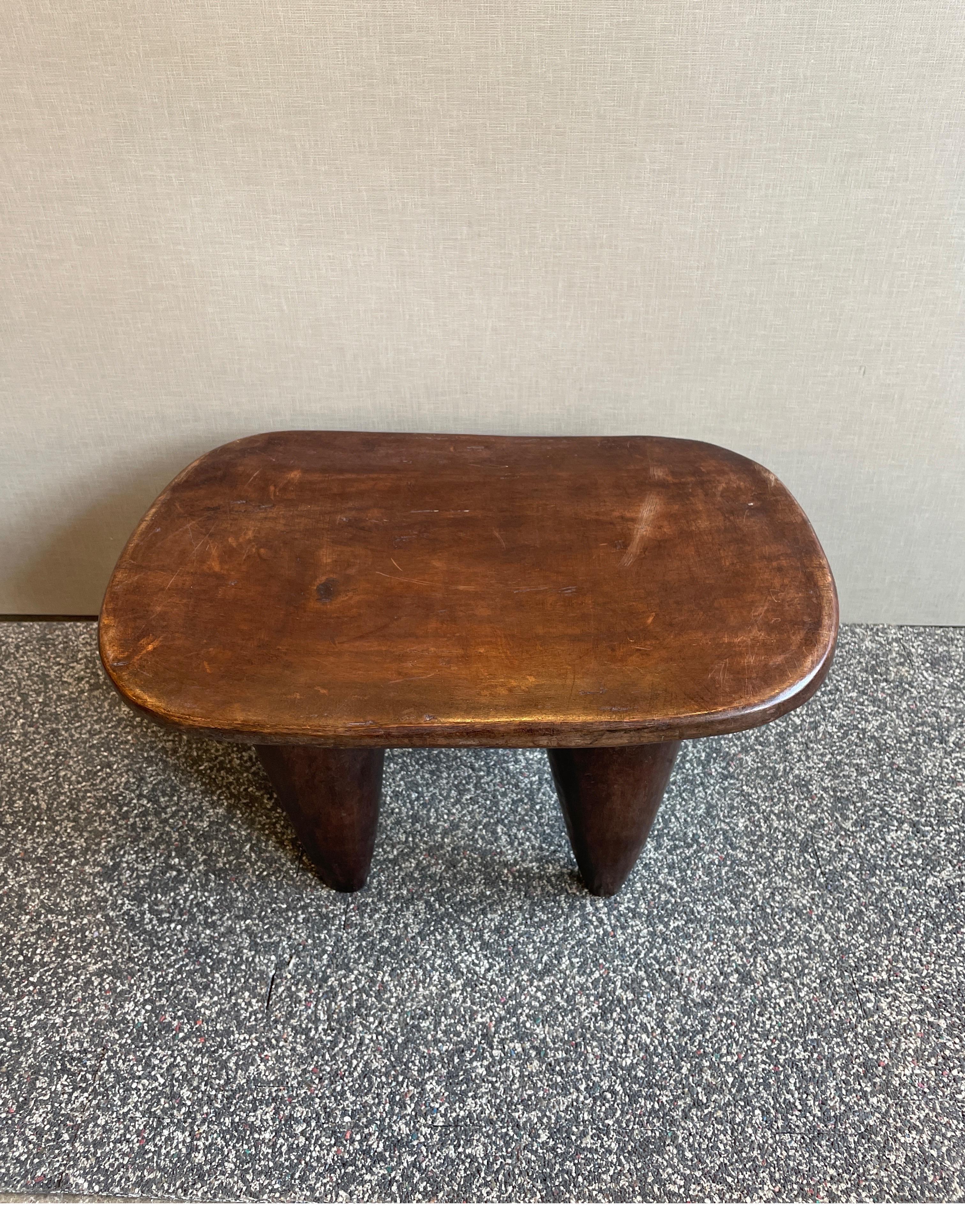 Petit tabouret Senufo fabriqué à partir d'une seule pièce de bois
