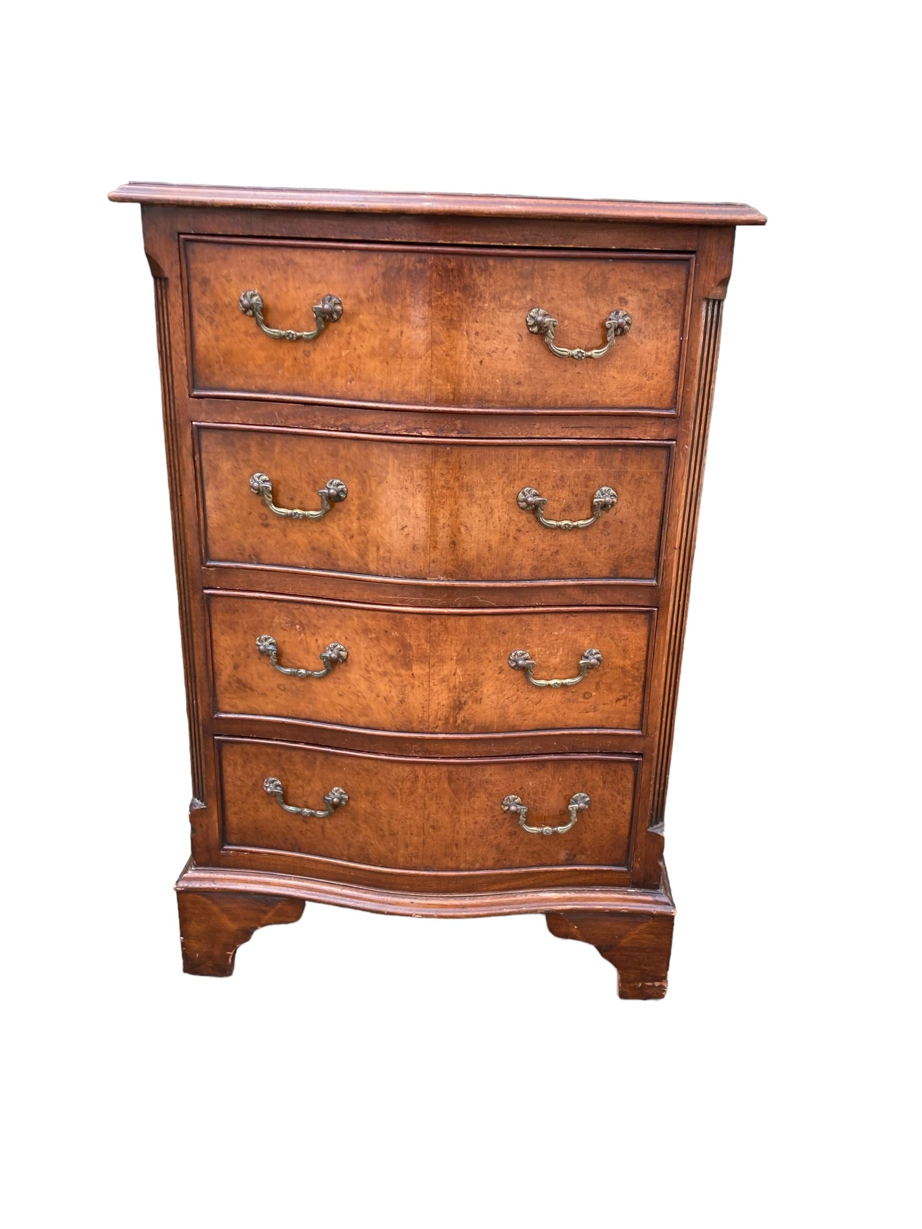 Small serpentine burr walnut veneered chest of drawers. In Good Condition For Sale In Bishop's Stortford, GB