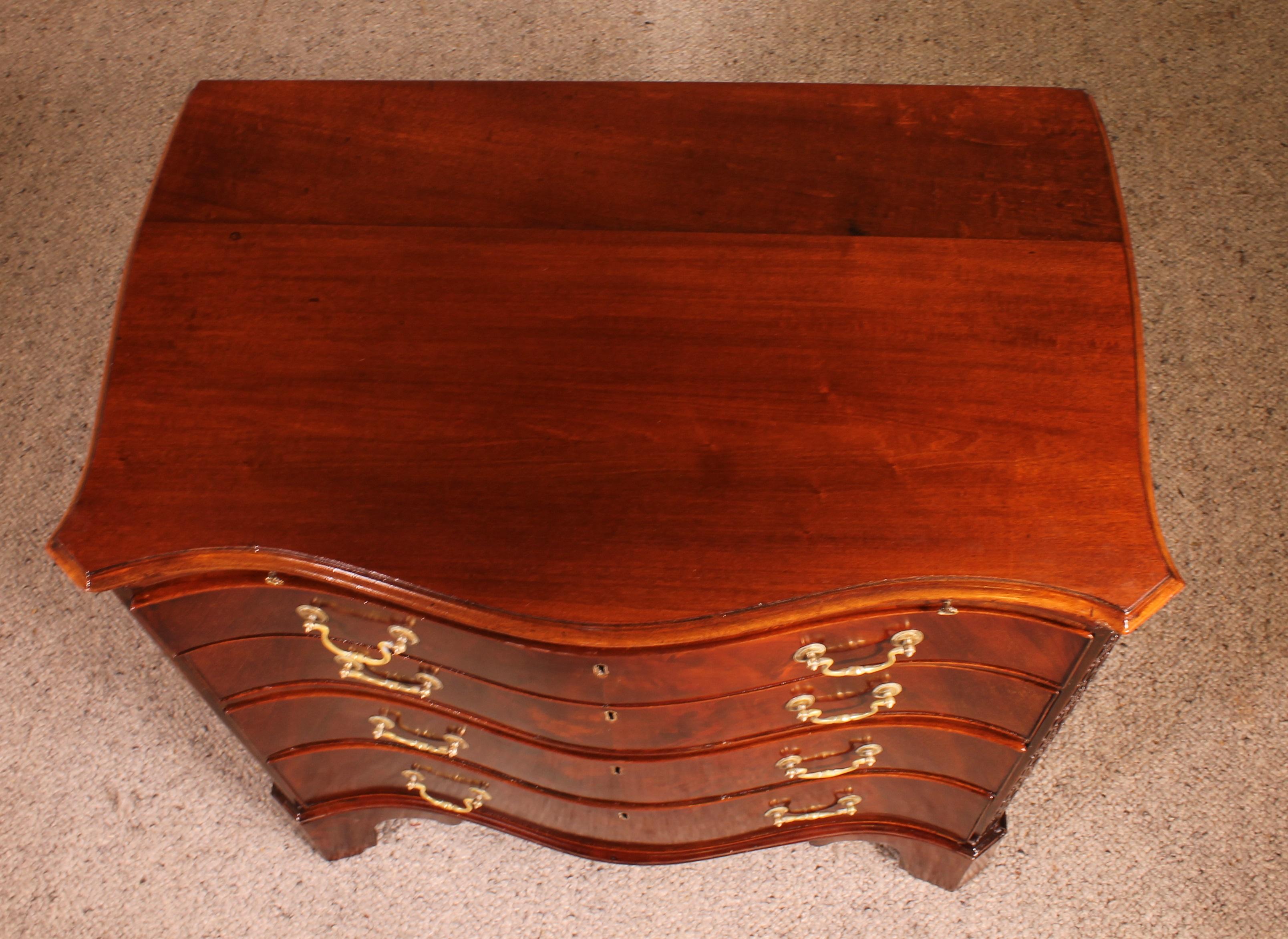 Small Serpentine Chest of Drawers George III in Mahogany 5