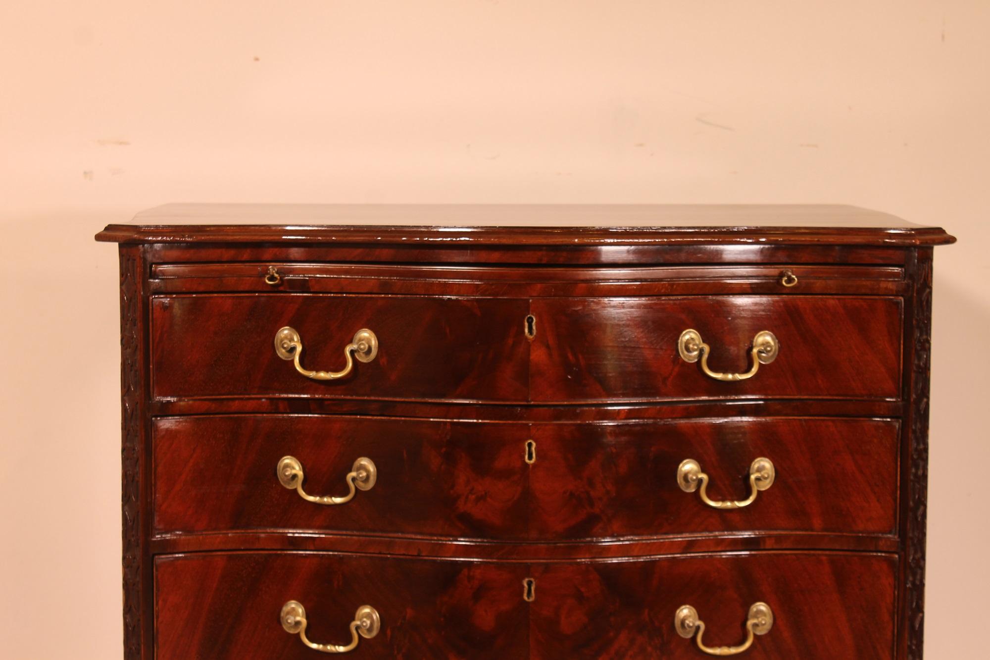 Beautiful small English serpentine chest of drawers from the end of the 18th century in mahogany

A fine chest of drawers of curved shape of small size which has a zipper which at the time served as a small writing desk

The chest of drawers is