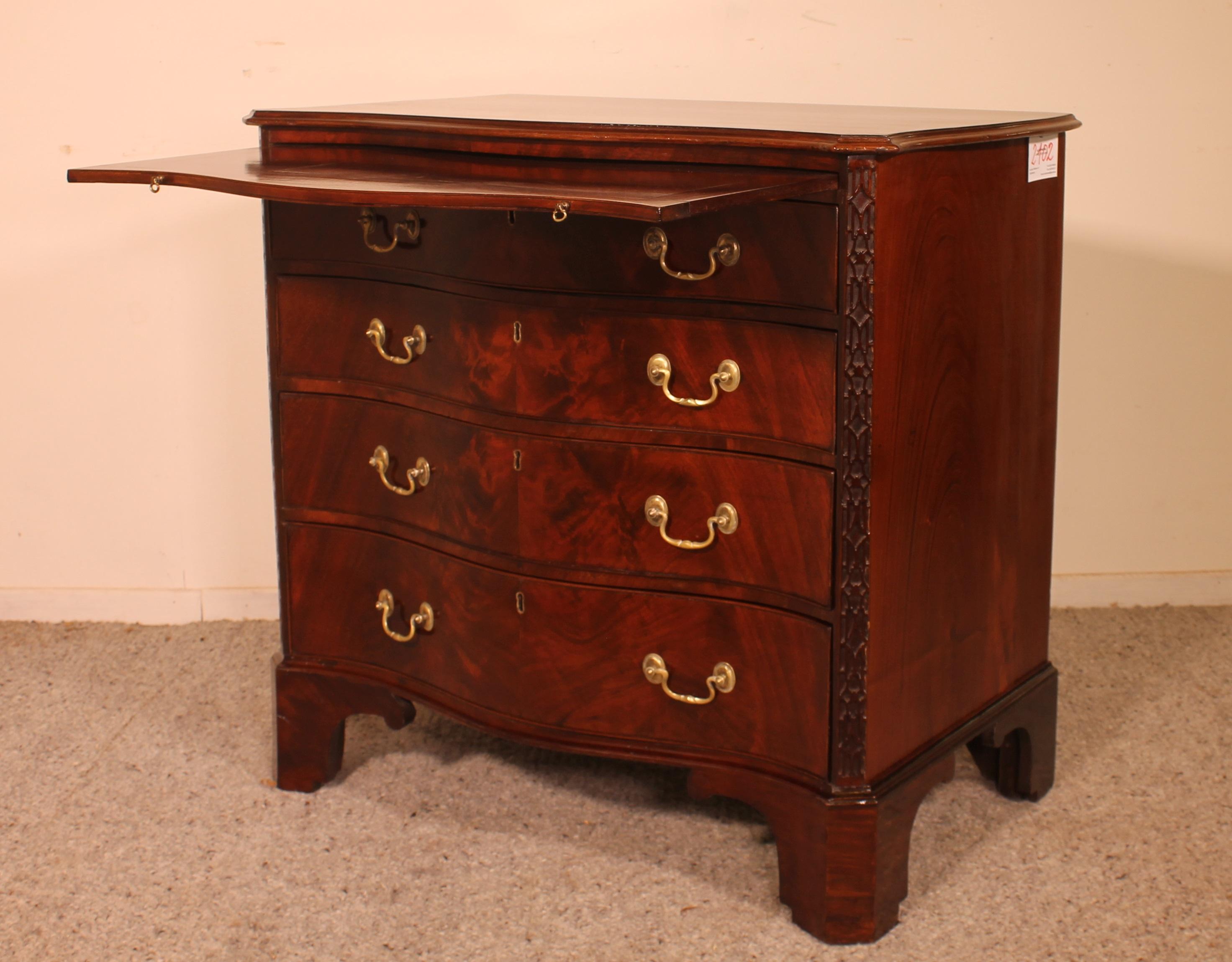 Small Serpentine Chest of Drawers George III in Mahogany In Good Condition In Brussels, Brussels