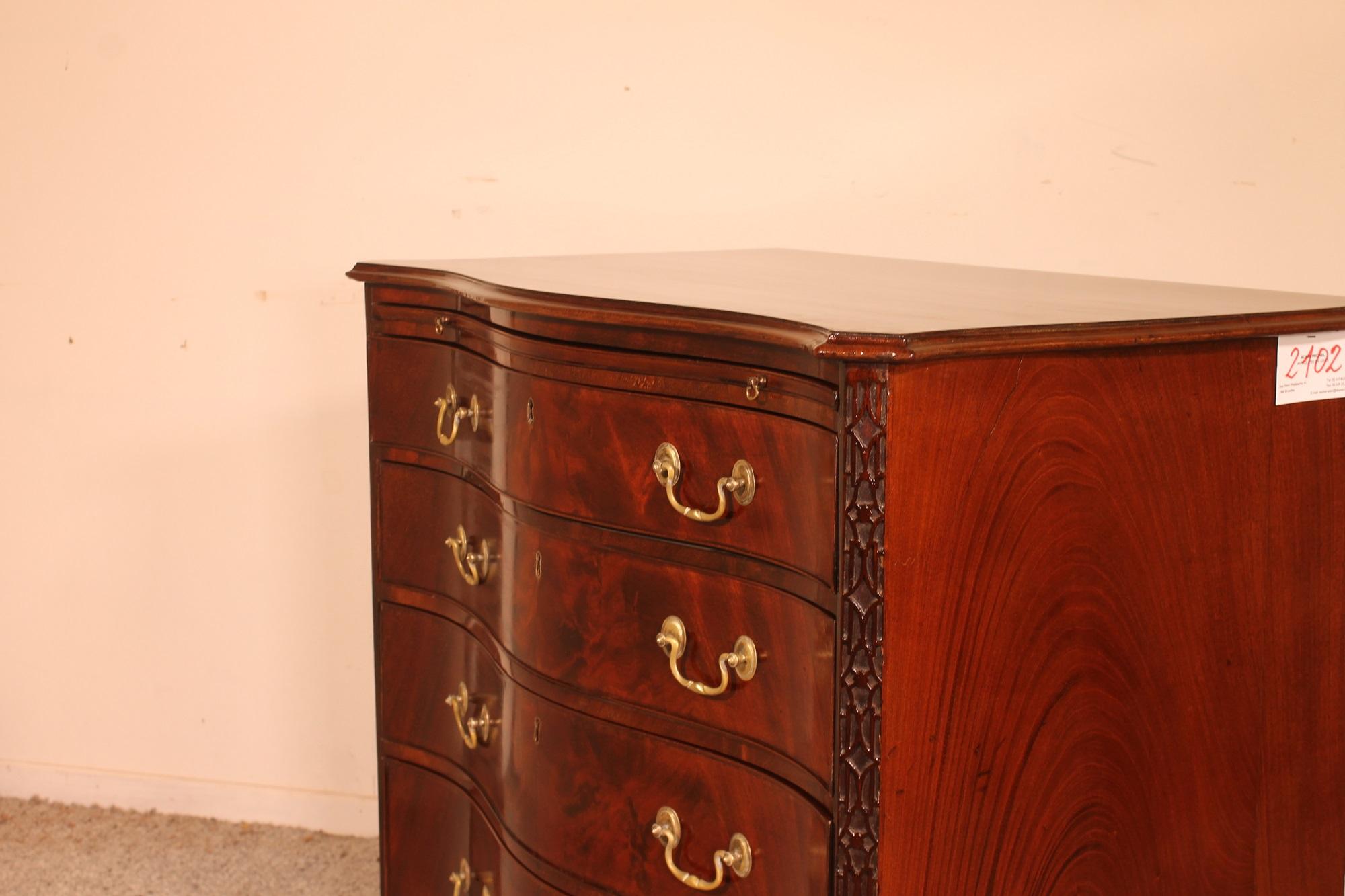 Small Serpentine Chest of Drawers George III in Mahogany 1