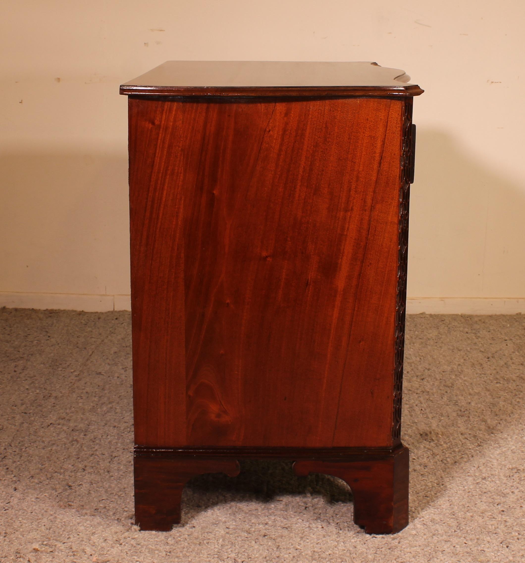 Small Serpentine Chest of Drawers George III in Mahogany 3
