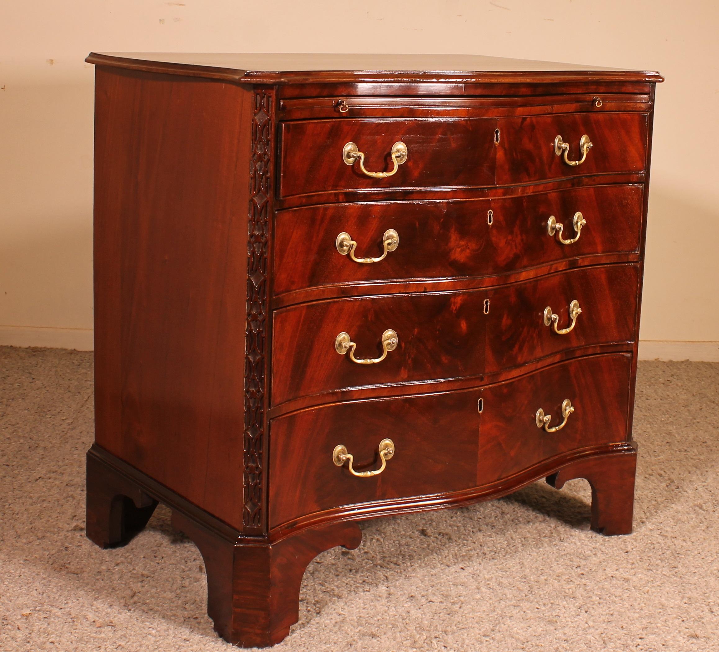 Small Serpentine Chest of Drawers George III in Mahogany 4