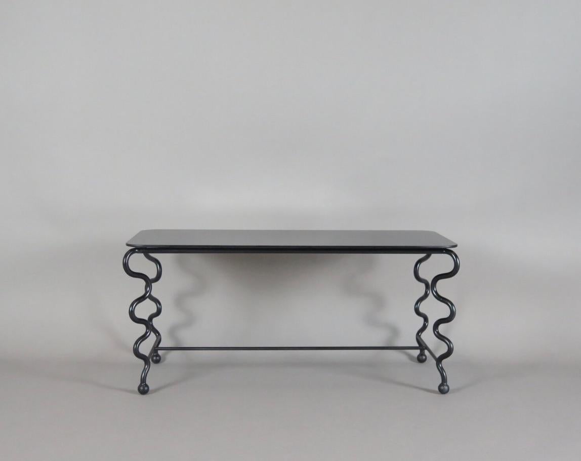 Petite table basse 'Serpentine' avec plateau en verre noir en vente 2