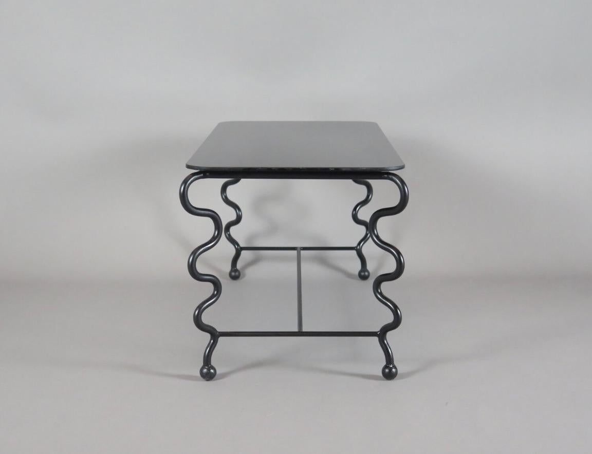 Petite table basse 'Serpentine' avec plateau en verre noir en vente 3